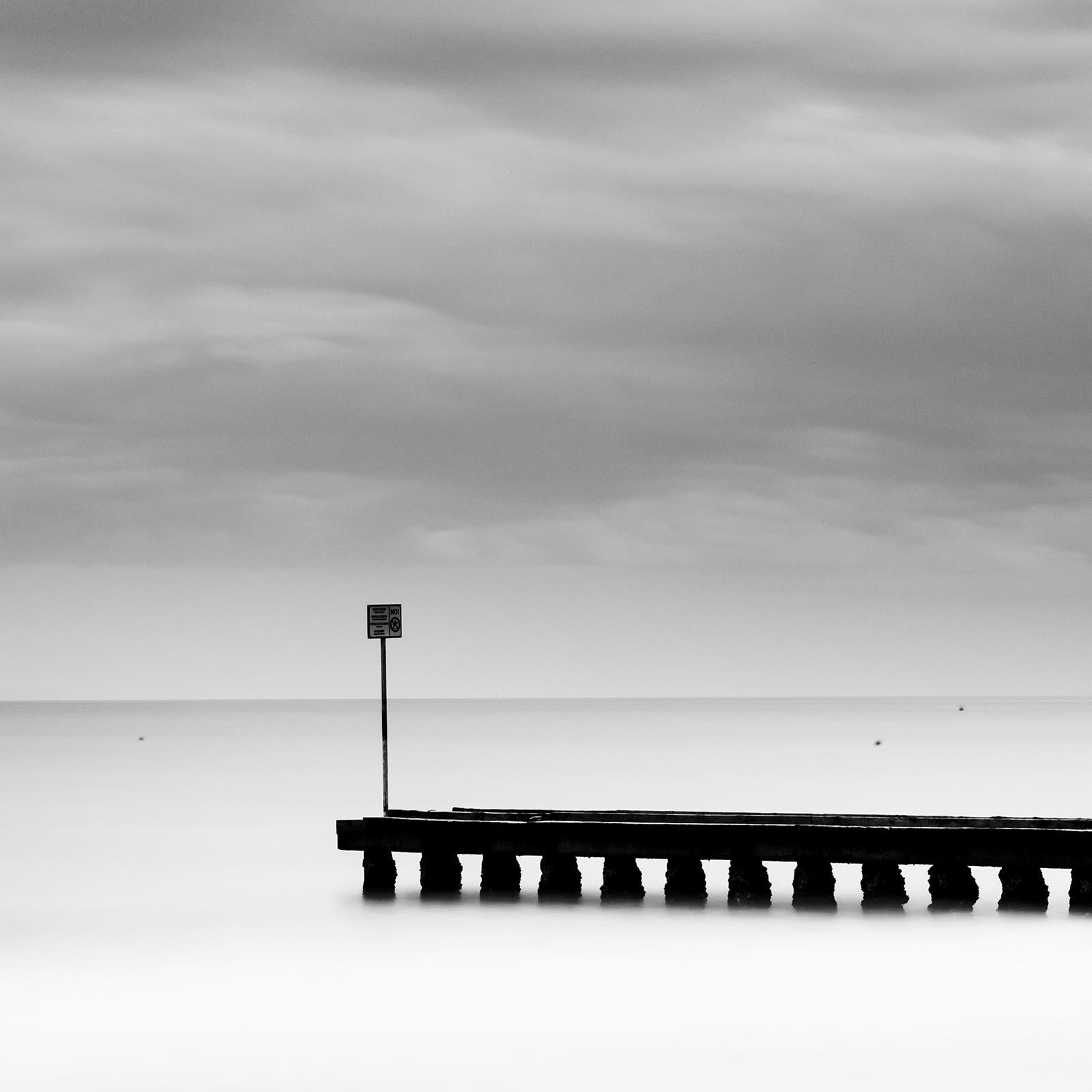 Wooden Pier in the Sea, Schwarz-Weiß, Langzeitbelichtungsfotografie, Landschaft im Angebot 6