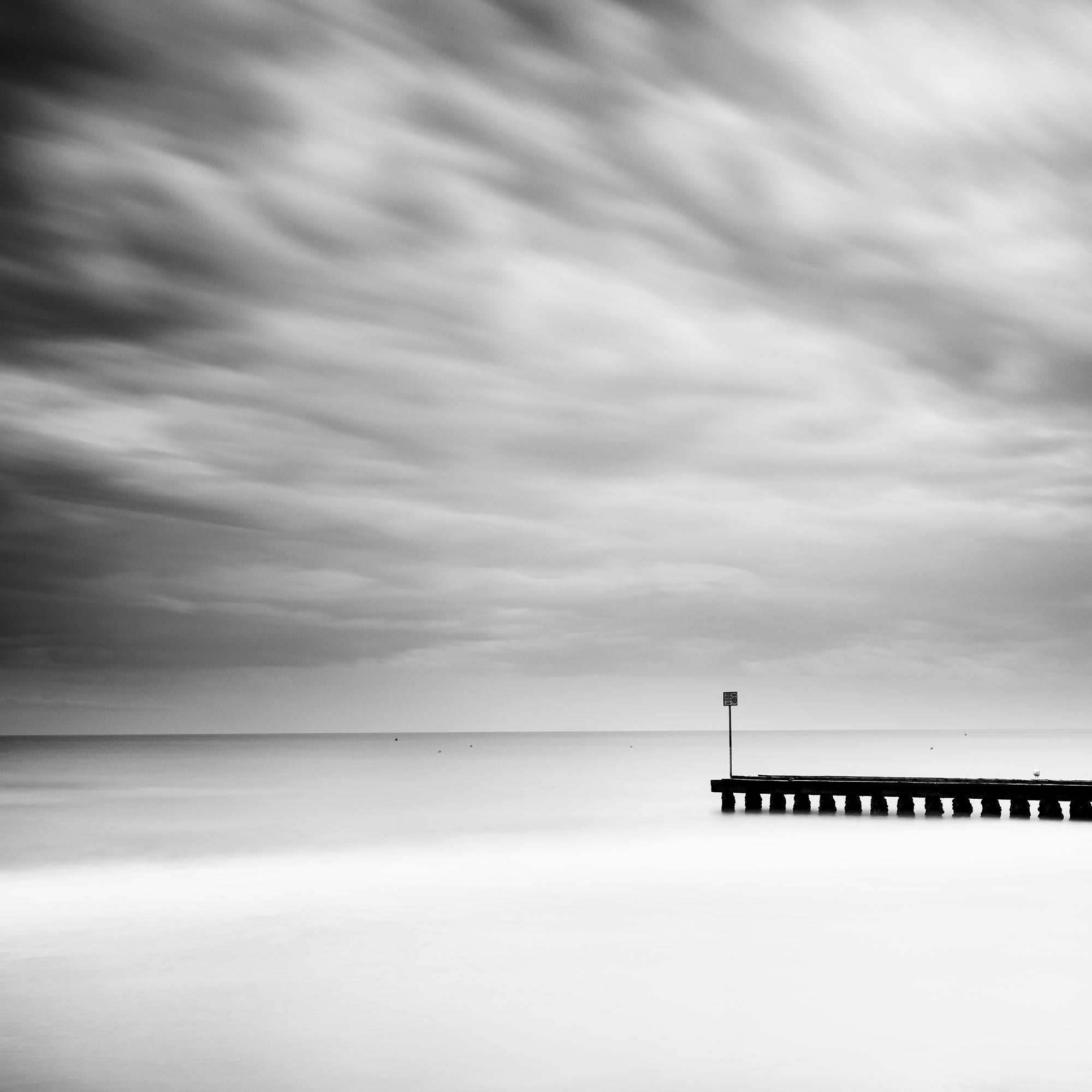 Jetée en bois dans la mer, noir et blanc, photographie à longue exposition, paysage en vente 5