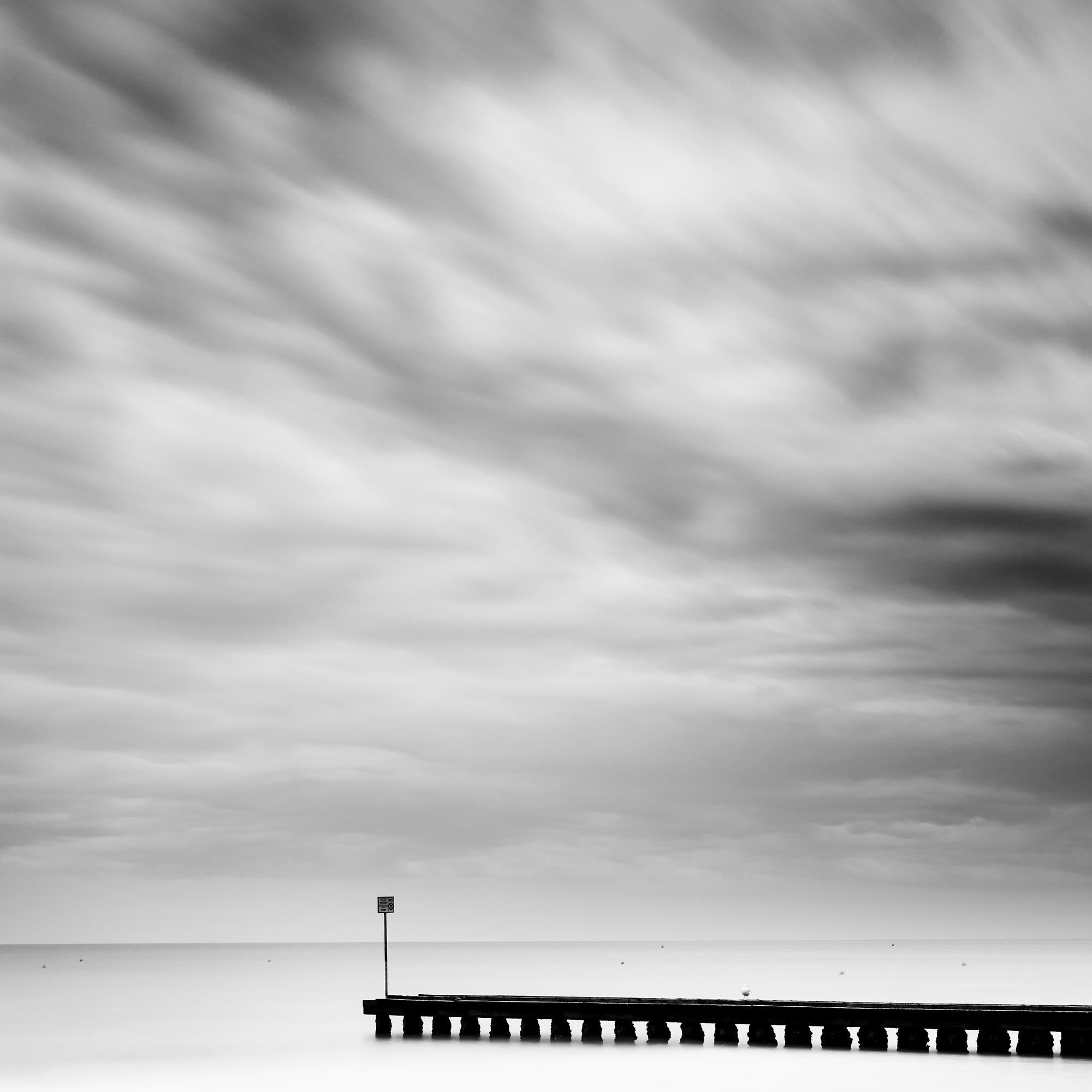 Jetée en bois dans la mer, noir et blanc, photographie à longue exposition, paysage en vente 6