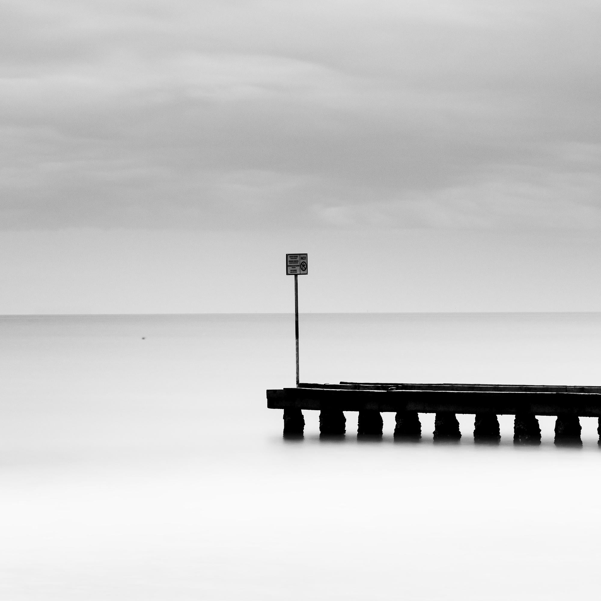 Jetée en bois dans la mer, noir et blanc, photographie à longue exposition, paysage en vente 7