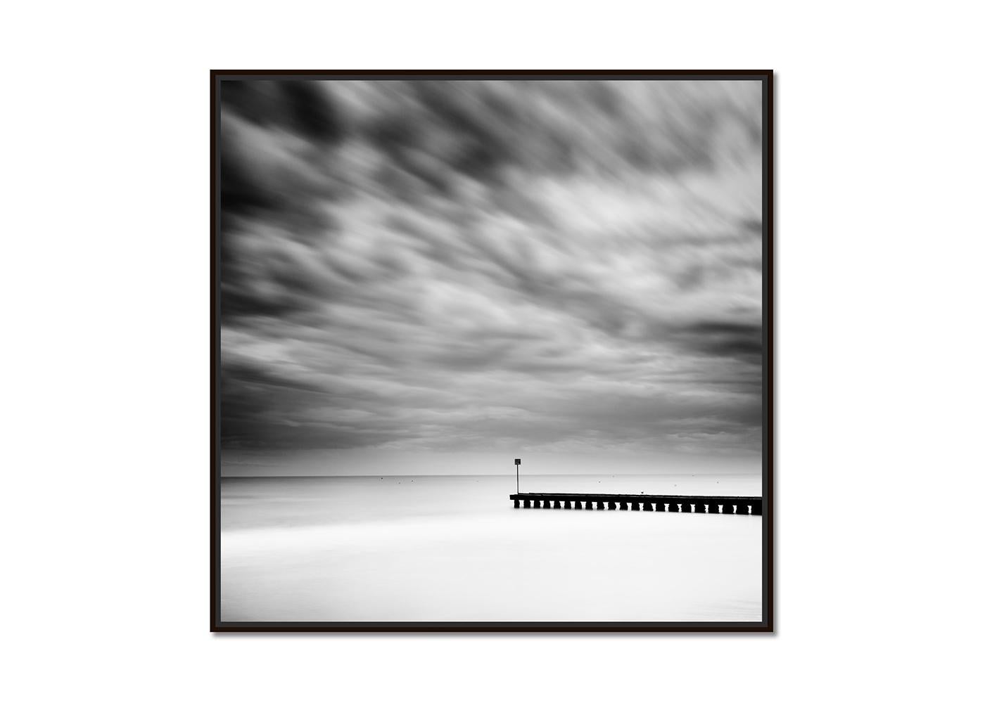 Wooden Pier in the Sea, Schwarz-Weiß, Langzeitbelichtungsfotografie, Landschaft – Photograph von Gerald Berghammer
