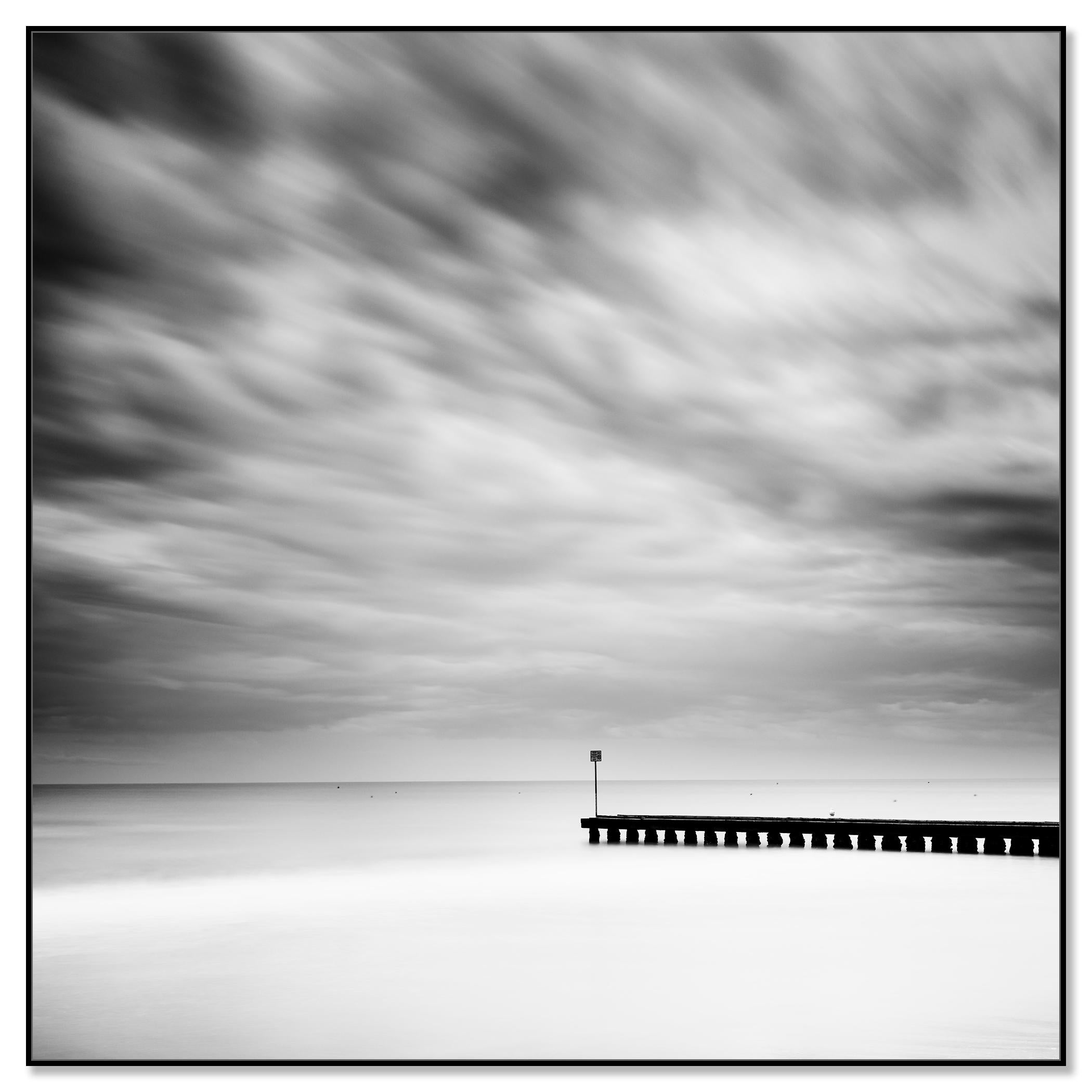 Jetée en bois dans la mer, noir et blanc, photographie à longue exposition, paysage - Photograph de Gerald Berghammer