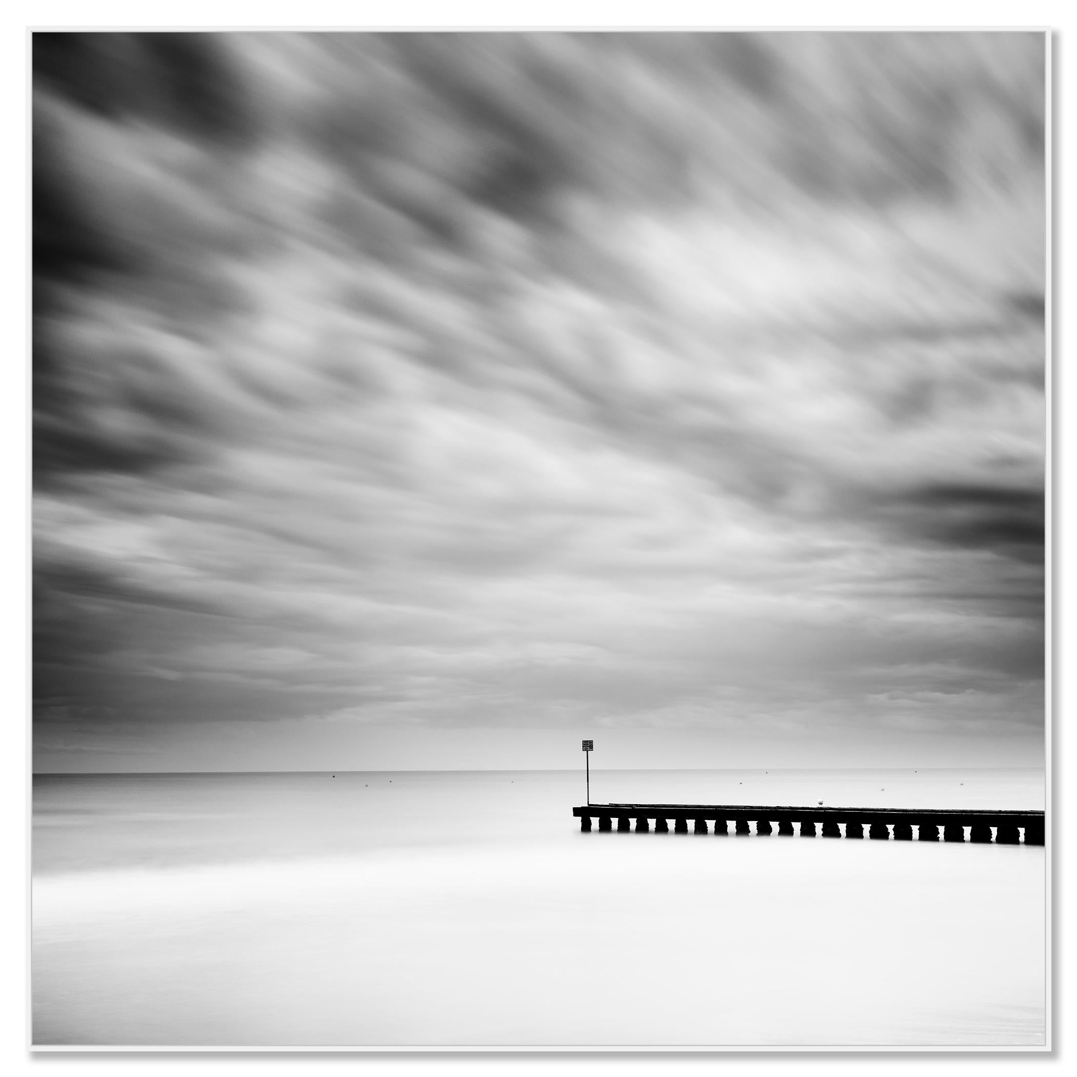 Jetée en bois dans la mer, noir et blanc, photographie à longue exposition, paysage - Contemporain Photograph par Gerald Berghammer