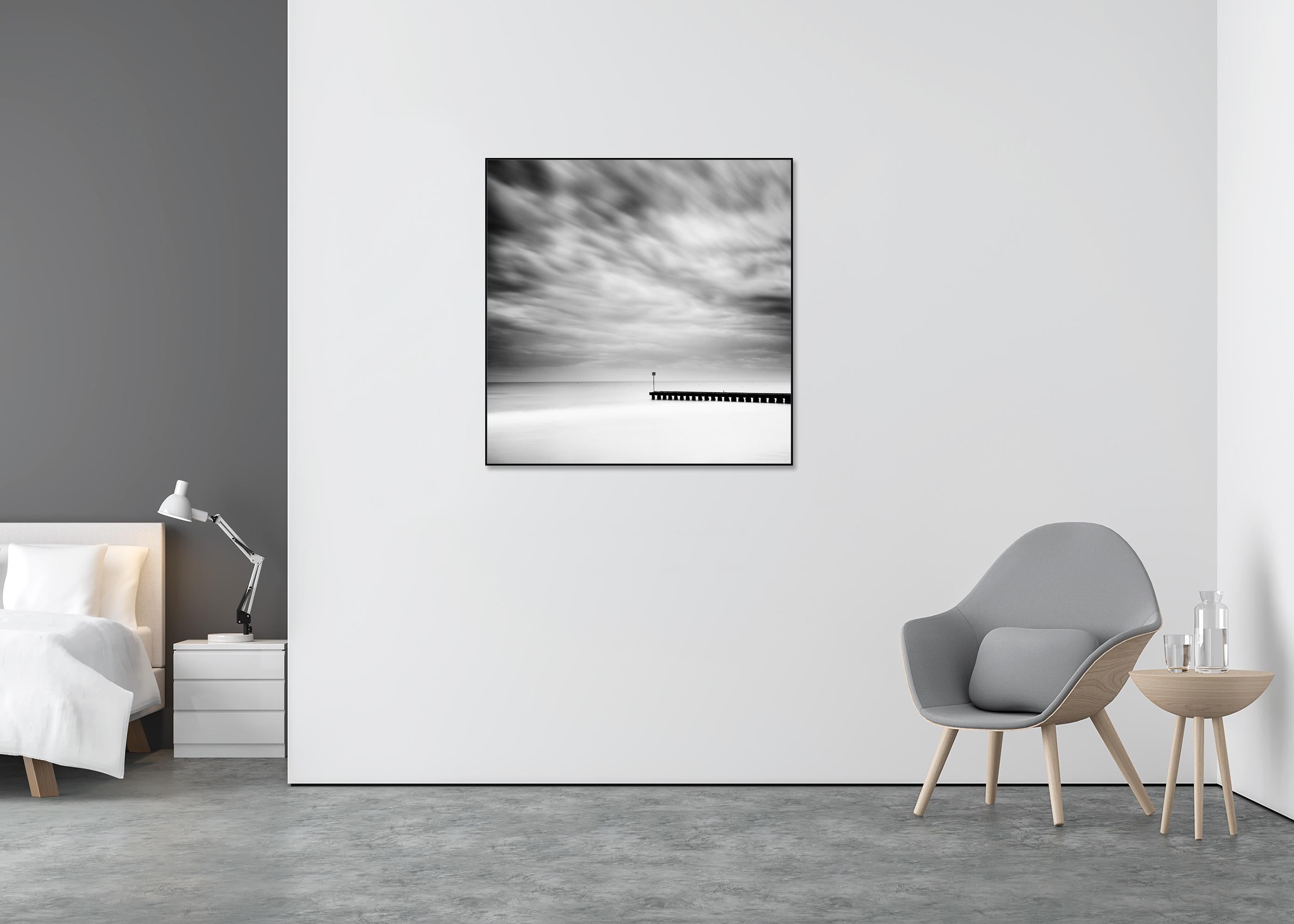Jetée en bois dans la mer, noir et blanc, photographie à longue exposition, paysage - Noir Landscape Photograph par Gerald Berghammer