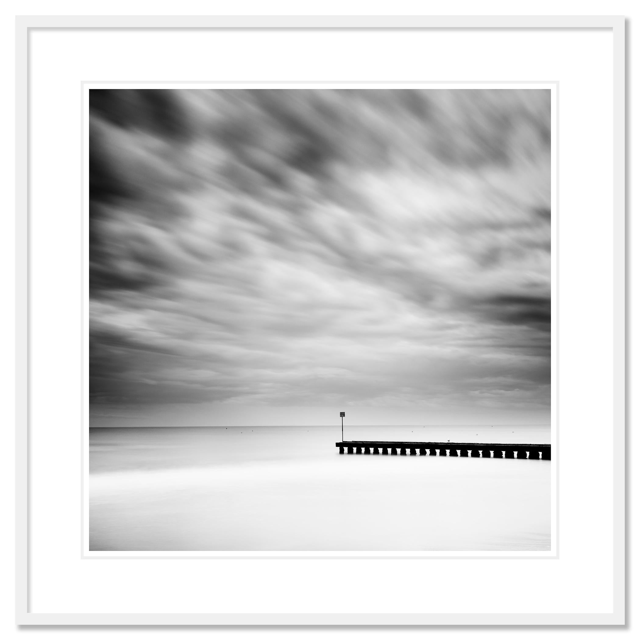 Jetée en bois dans la mer, noir et blanc, photographie à longue exposition, paysage en vente 1