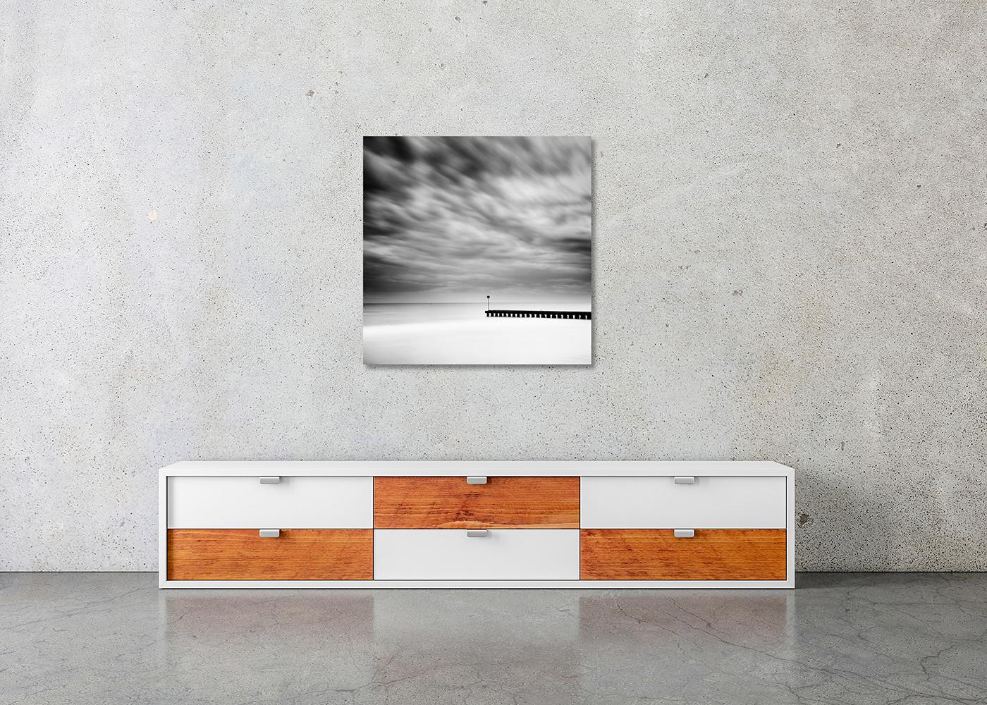 Wooden Pier in the Sea, Schwarz-Weiß, Langzeitbelichtungsfotografie, Landschaft im Angebot 3