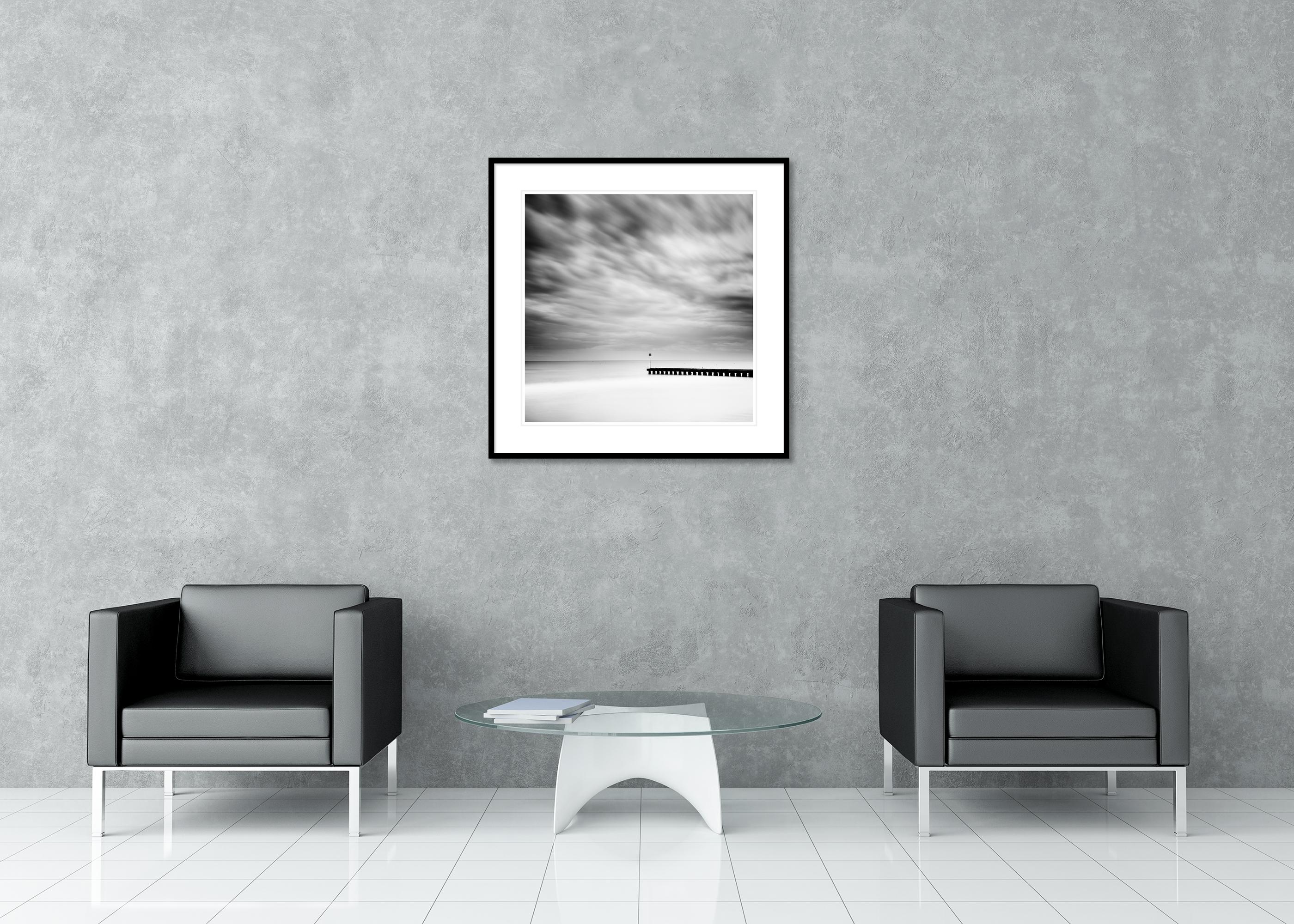 Jetée en bois dans la mer, noir et blanc, photographie à longue exposition, paysage en vente 2