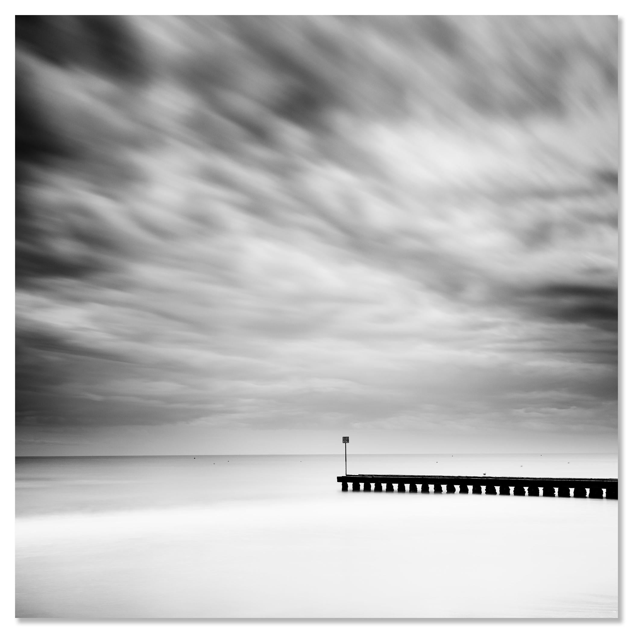 Jetée en bois dans la mer, noir et blanc, photographie à longue exposition, paysage en vente 3