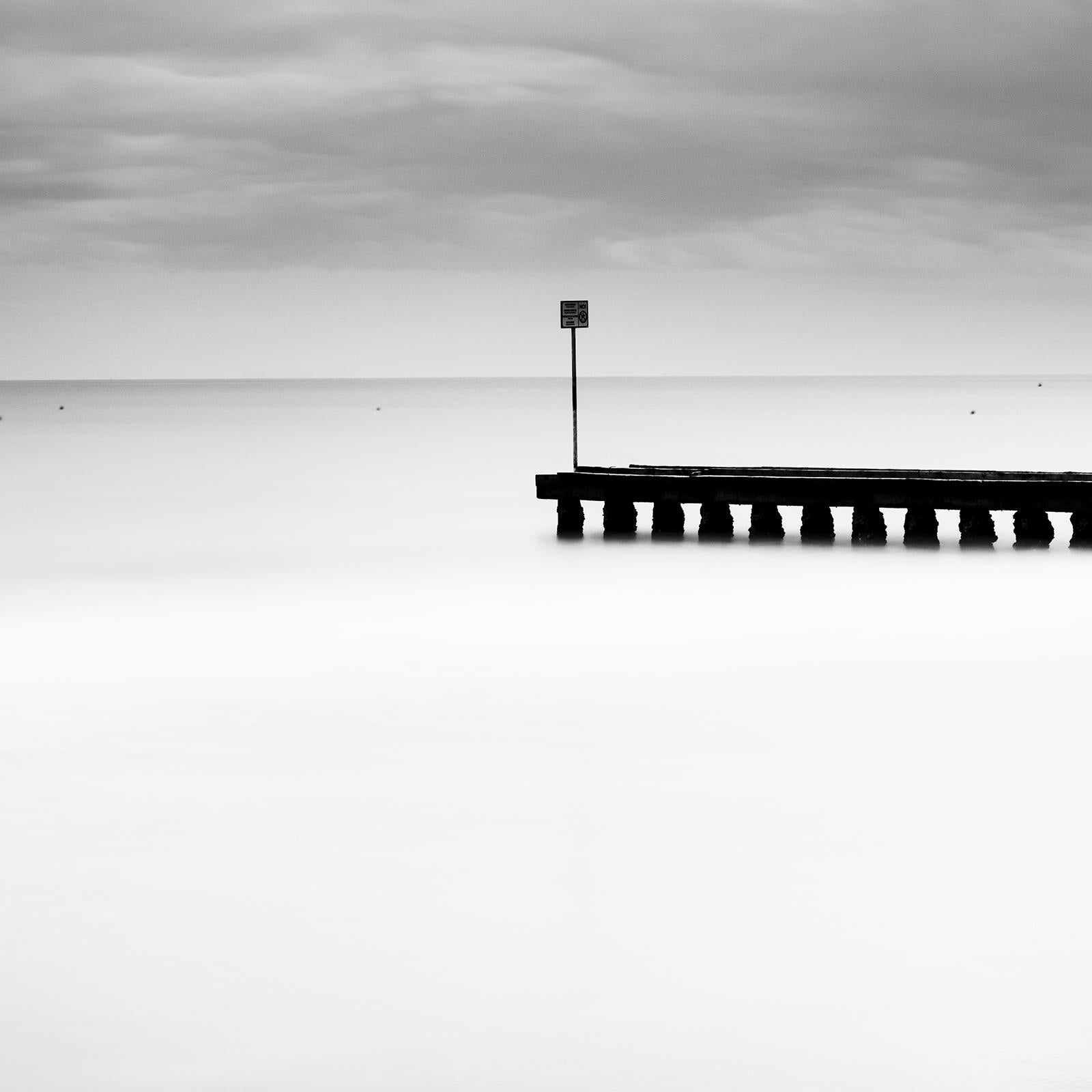 Wooden Pier in the Sea, Schwarz-Weiß, Langzeitbelichtungsfotografie, Landschaft im Angebot 5