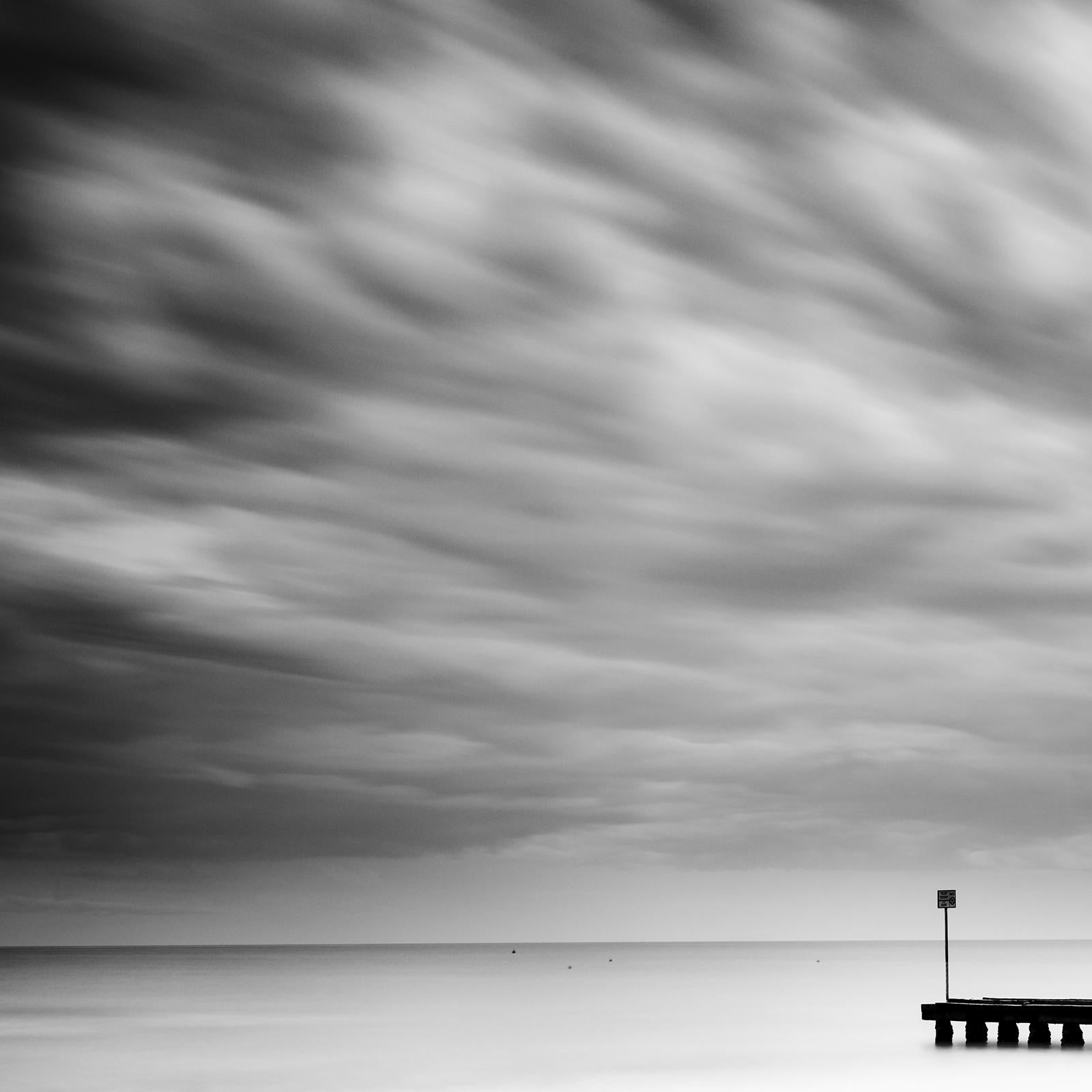 Wooden Pier in the Sea, Schwarz-Weiß, Langzeitbelichtungsfotografie, Landschaft im Angebot 5