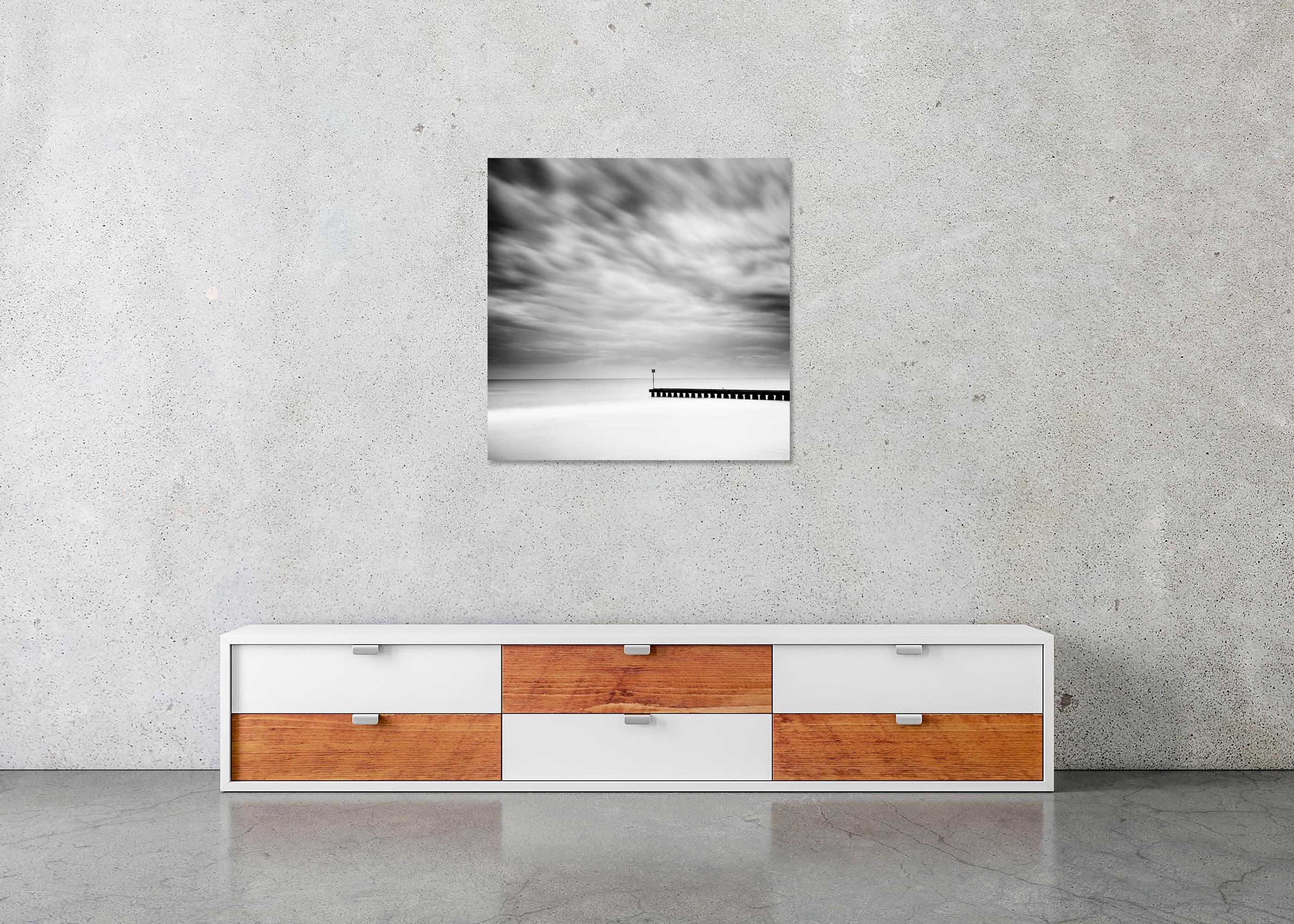 Jetée en bois dans la mer, noir et blanc, photographie à longue exposition, paysage en vente 4