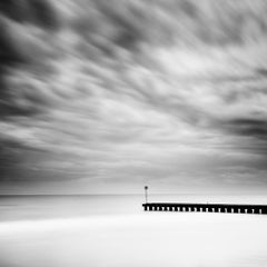 Jetée en bois dans la mer, noir et blanc, photographie à longue exposition, paysage