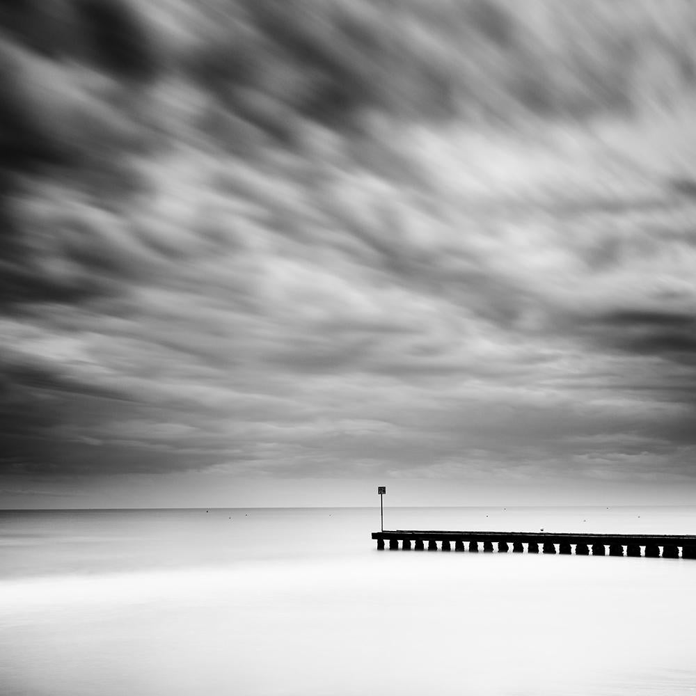 Gerald Berghammer Landscape Photograph – Wooden Pier in the Sea, Schwarz-Weiß, Langzeitbelichtungsfotografie, Landschaft