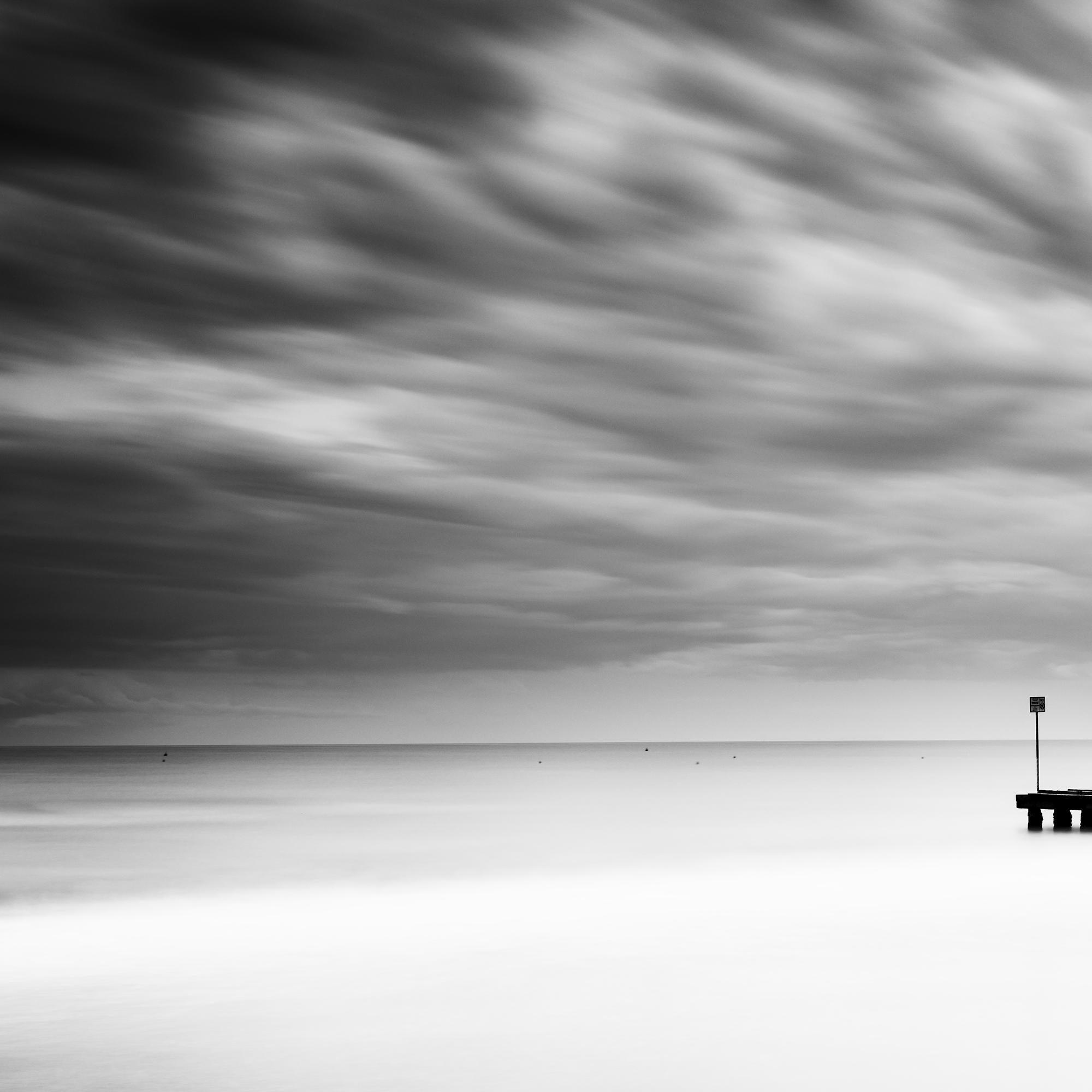 Jetée en bois dans la mer, Panorama, temps orageux, paysage en noir et blanc en vente 5