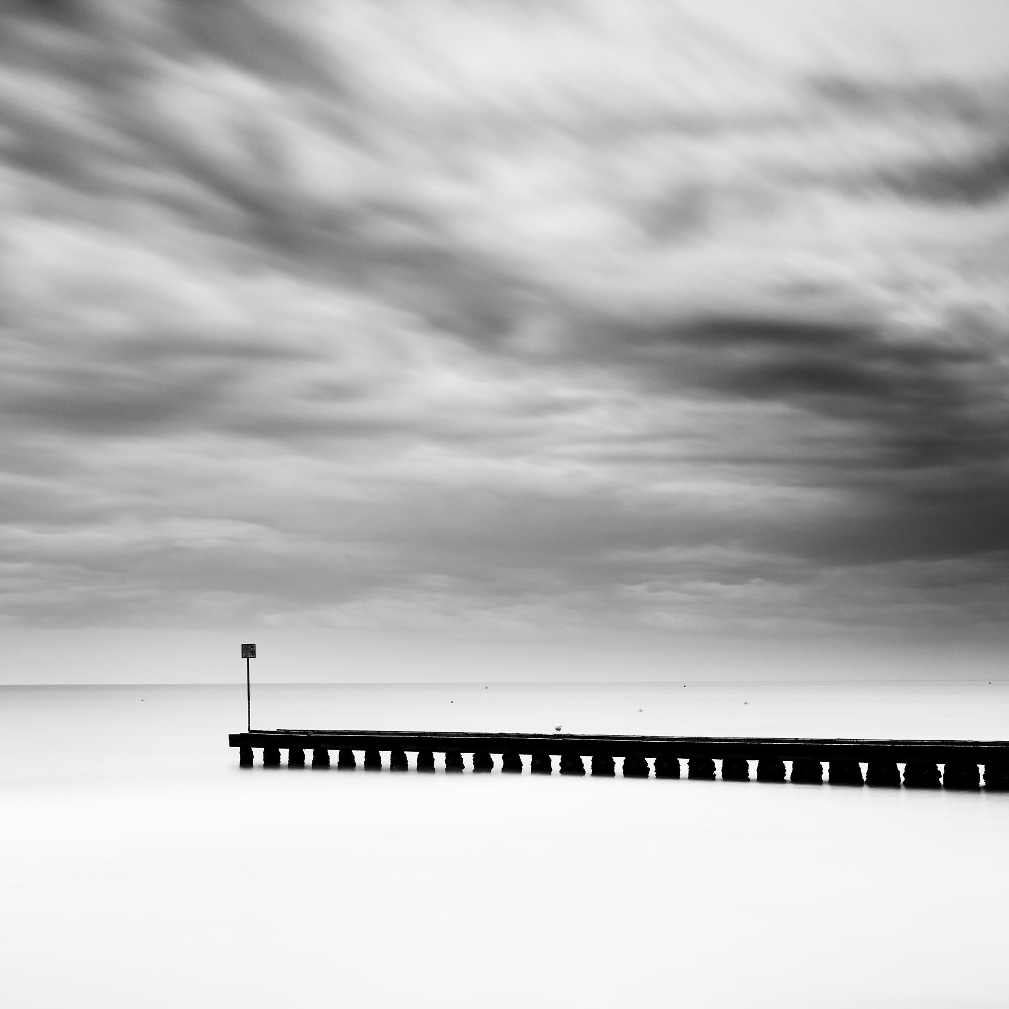 Jetée en bois dans la mer, Panorama, temps orageux, paysage en noir et blanc en vente 6