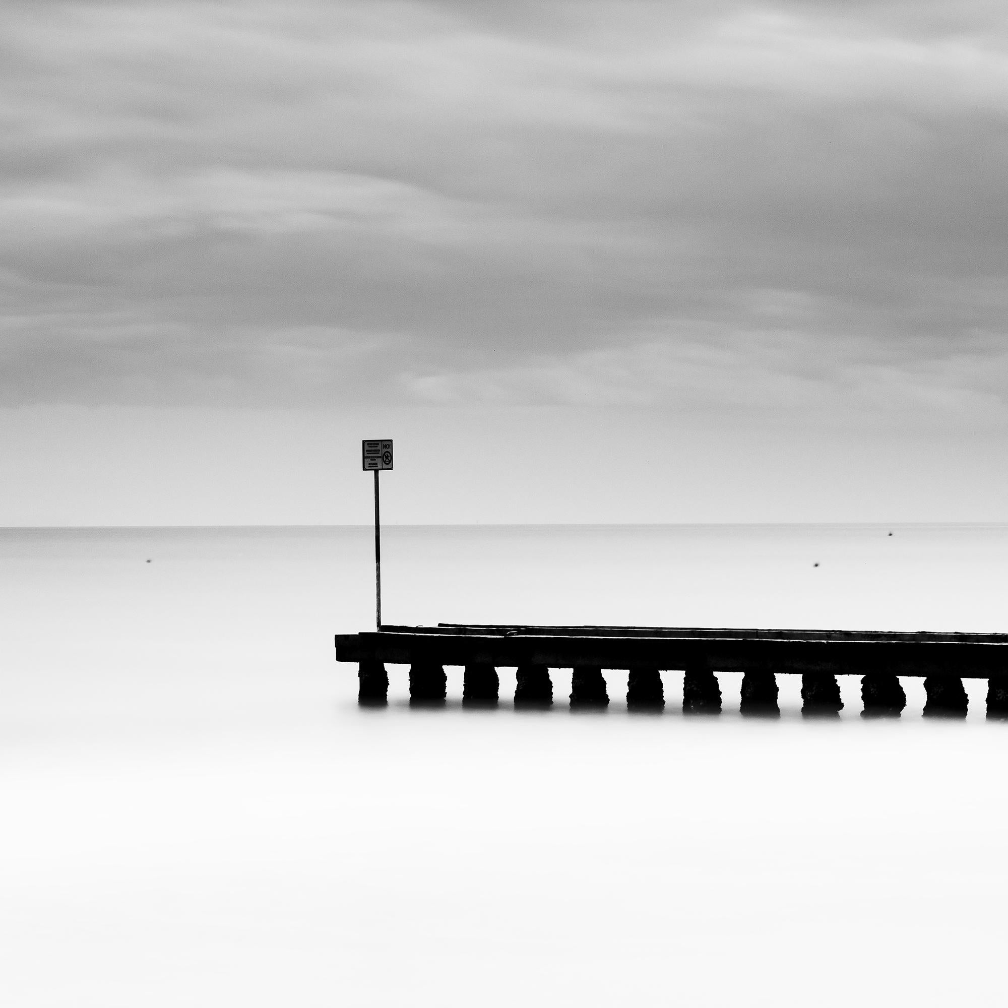 Jetée en bois dans la mer, Panorama, temps orageux, paysage en noir et blanc en vente 7