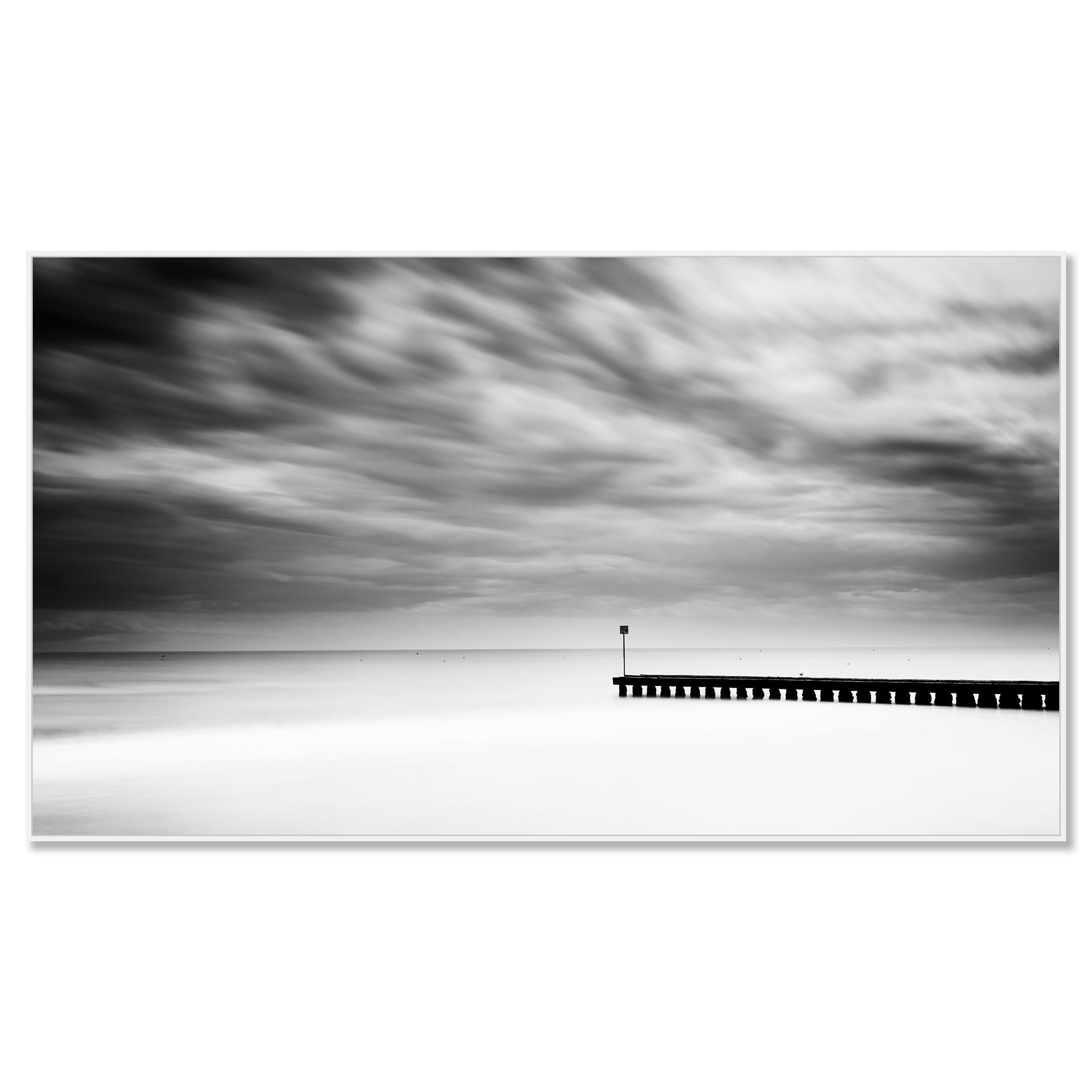 Jetée en bois dans la mer, Panorama, temps orageux, paysage en noir et blanc - Photograph de Gerald Berghammer