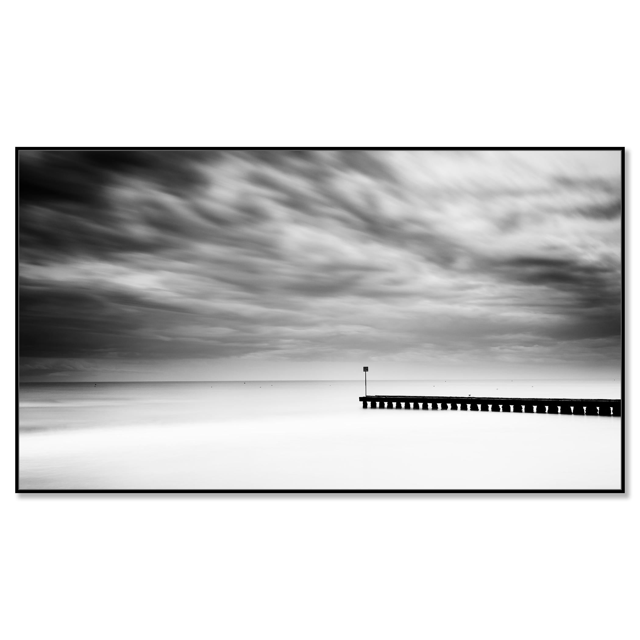 Jetée en bois dans la mer, Panorama, temps orageux, paysage en noir et blanc - Contemporain Photograph par Gerald Berghammer