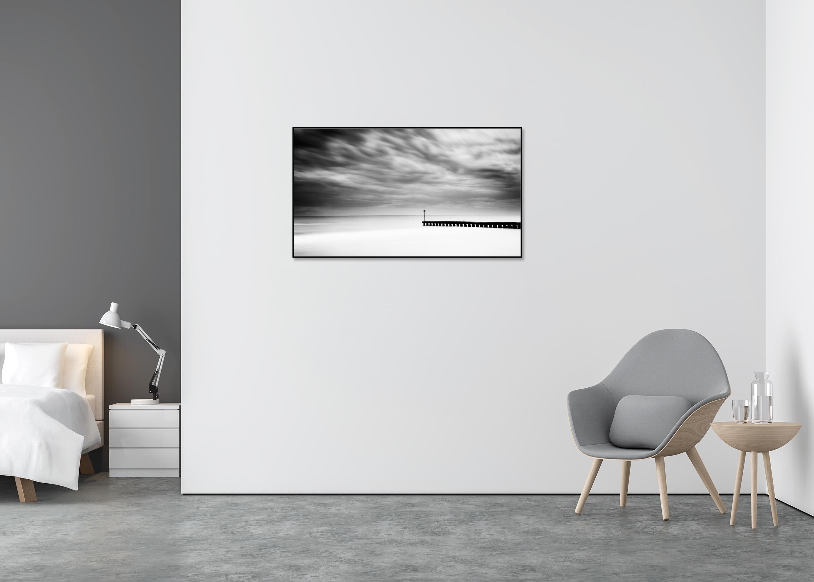 Jetée en bois dans la mer, Panorama, temps orageux, paysage en noir et blanc - Gris Black and White Photograph par Gerald Berghammer