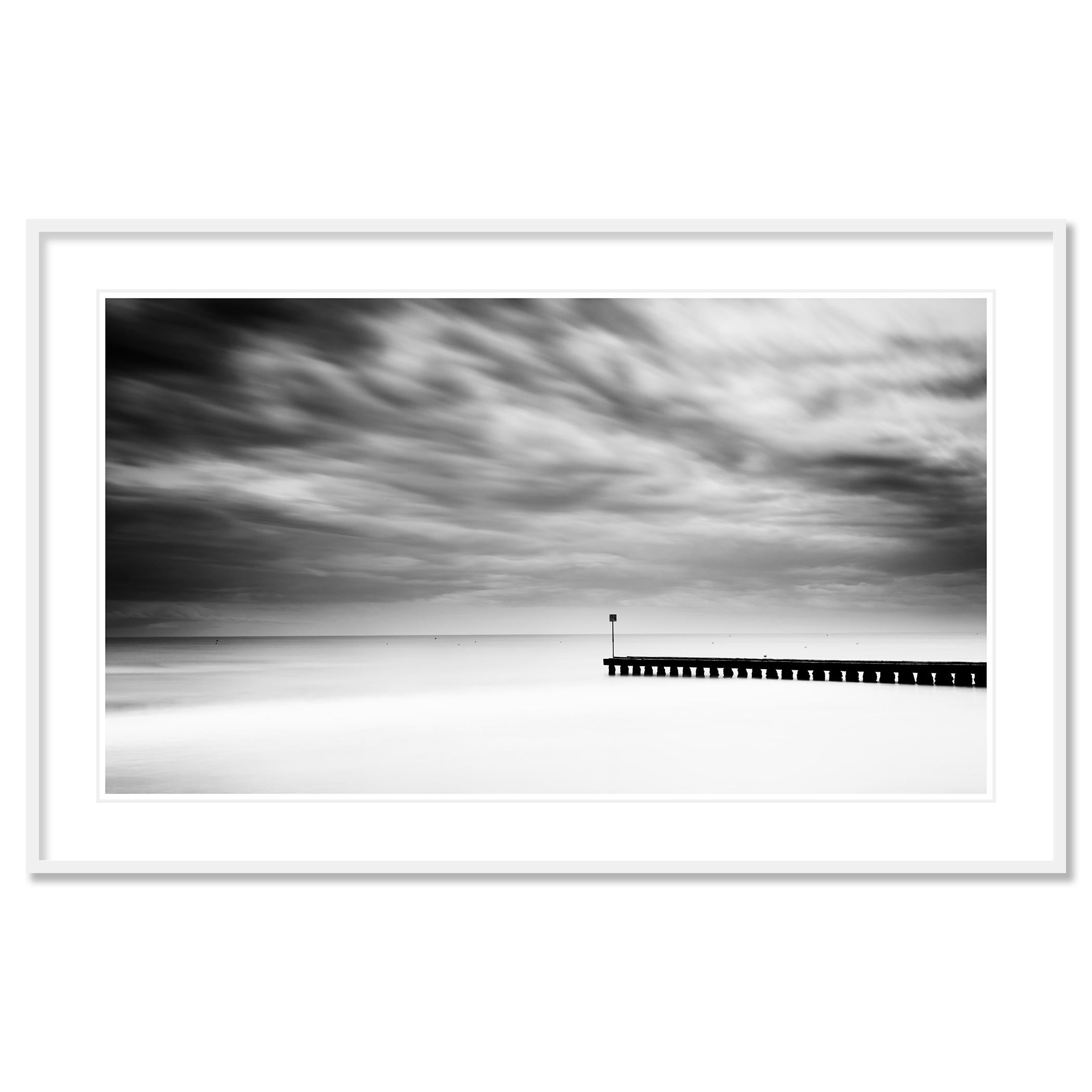 Panorama d'art en noir et blanc, longue exposition, paysage aquatique - photographie de paysage. Épreuve à l'encre pigmentaire d'archives, édition de 7 exemplaires. Signée, titrée, datée et numérotée par l'artiste. Certificat d'authenticité inclus.