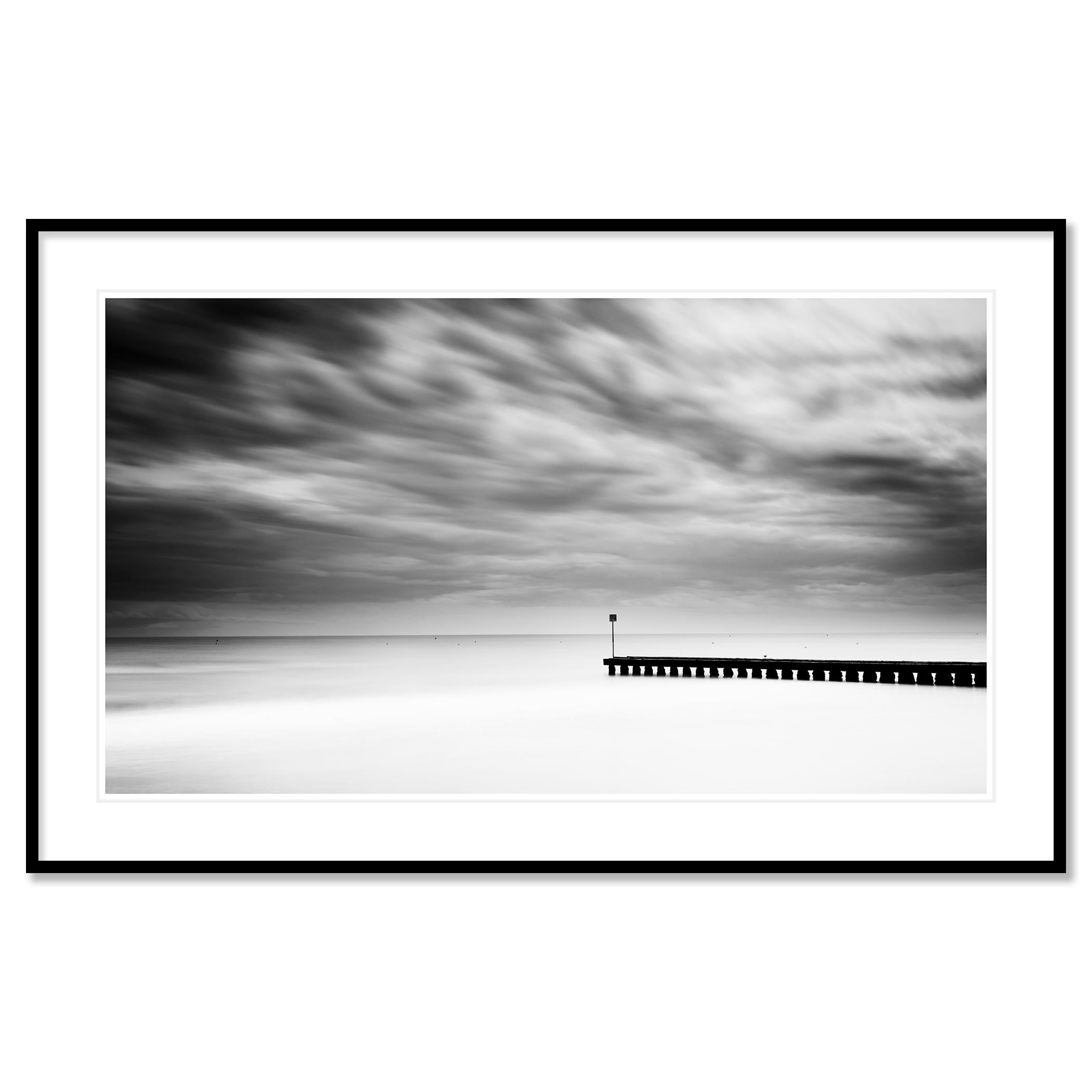 Jetée en bois dans la mer, Panorama, temps orageux, paysage en noir et blanc en vente 1