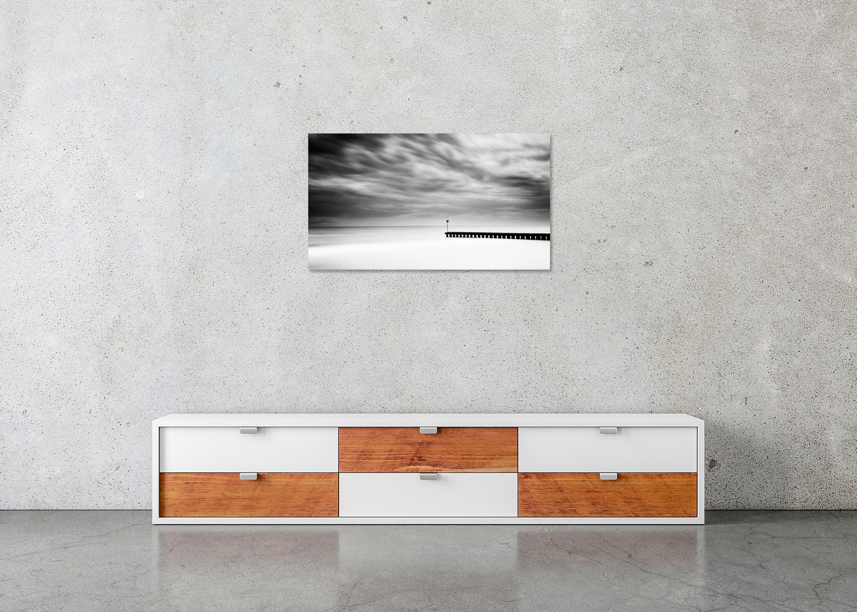 Jetée en bois dans la mer, Panorama, temps orageux, paysage en noir et blanc en vente 4