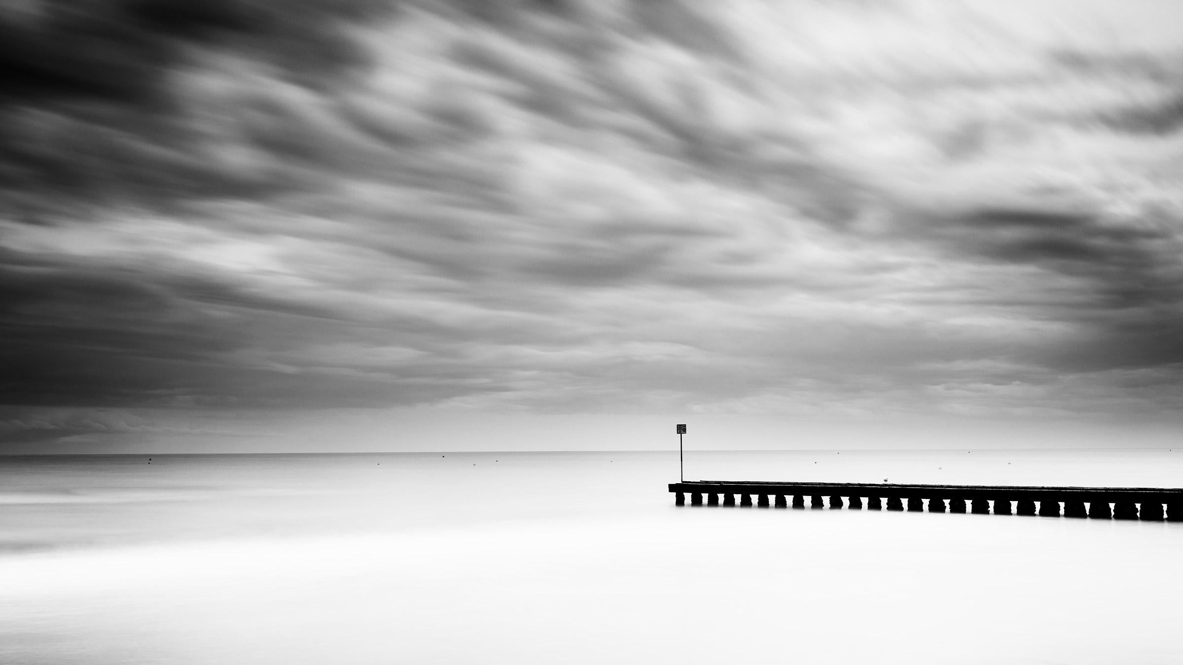 Holzpfeiler im Meer, Panorama, stürmisches Wetter, schwarz-weiße Landschaft