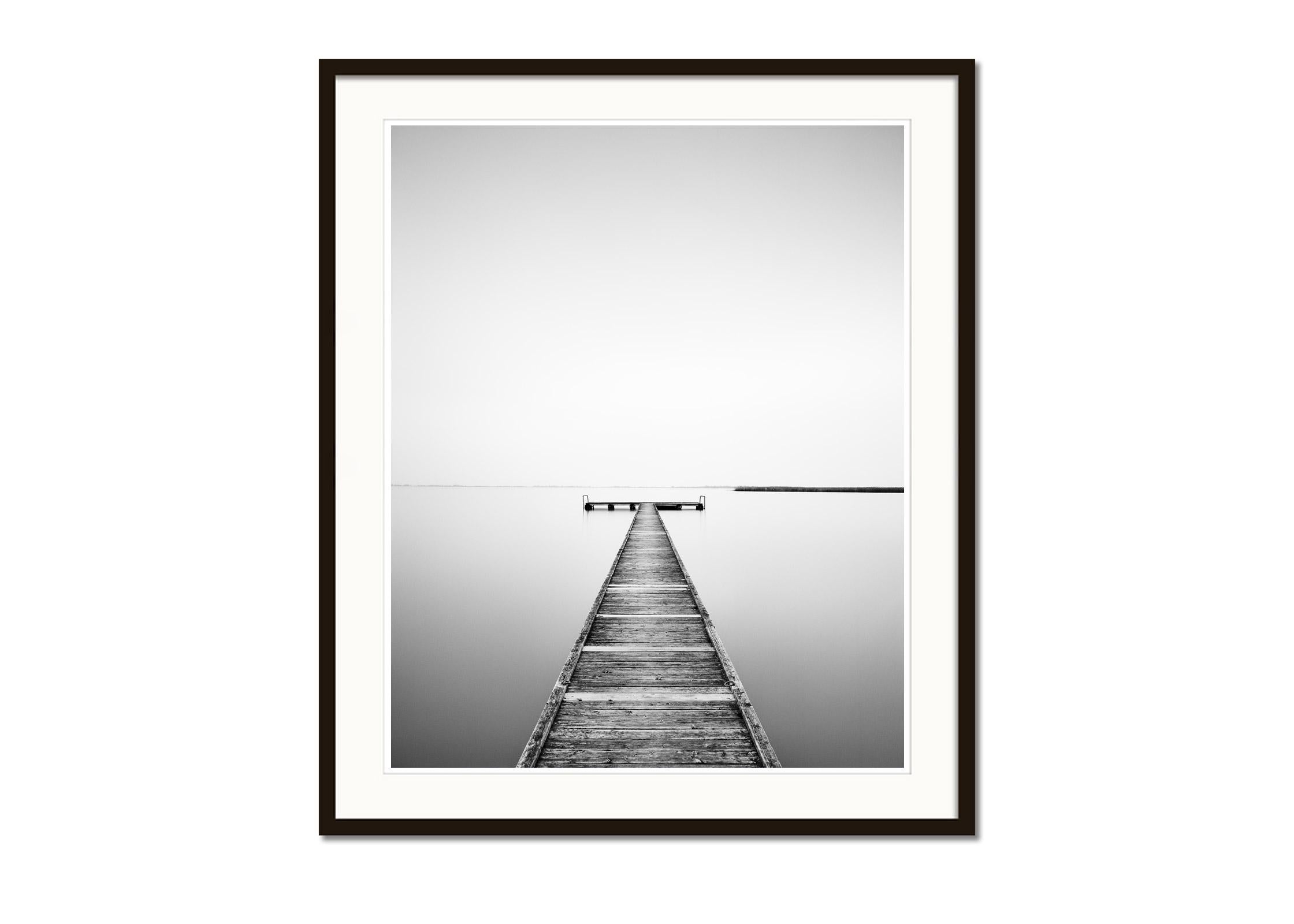 Wooden Pier on Lake, Österreich, Schwarz-Weiß-Fotografie, Landschaft (Zeitgenössisch), Photograph, von Gerald Berghammer