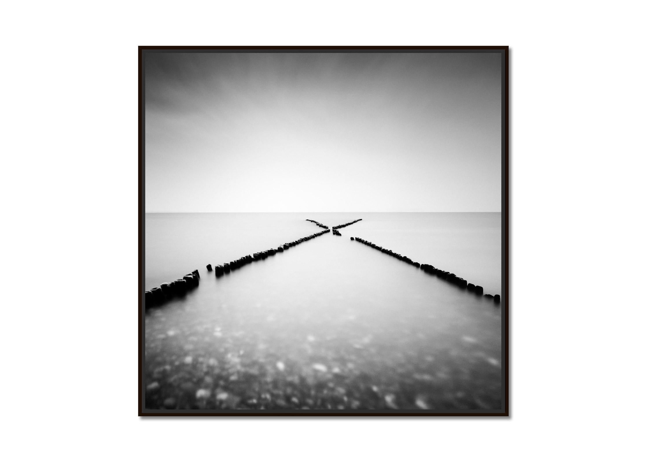 X - Factor, Sylt, Allemagne, longue exposition, photographie de paysage aquatique en noir et blanc - Photograph de Gerald Berghammer