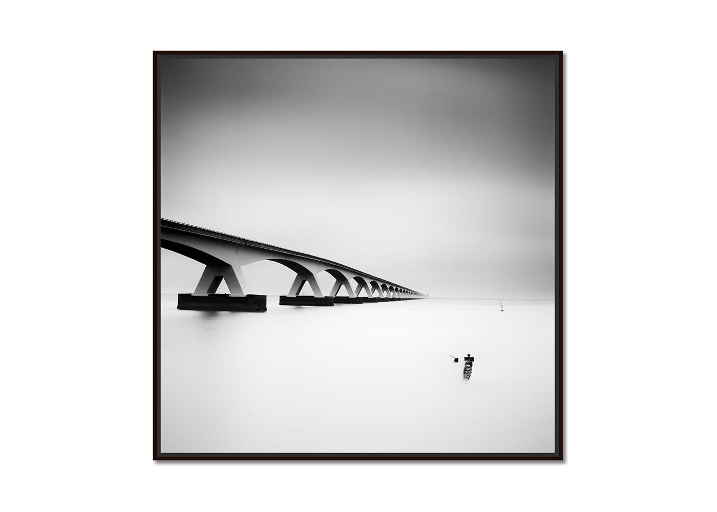 Zeeland Bridge, Langzeitbelichtungsbelichtung, Schwarz-Weiß-Fotografie, Druck in limitierter Auflage – Photograph von Gerald Berghammer