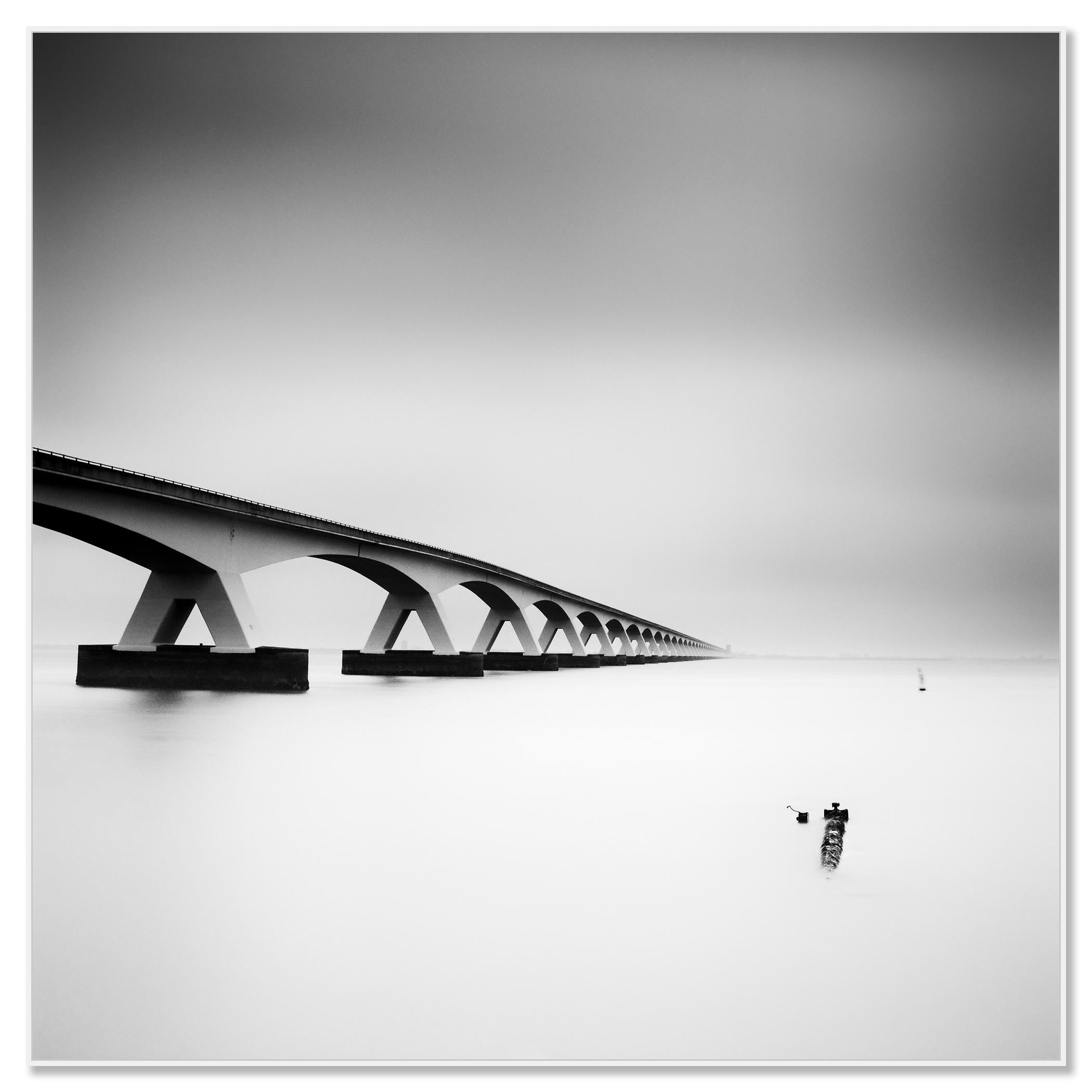 Zeeland Bridge, longue exposition, photographie noir et blanc, tirage en édition limitée - Photograph de Gerald Berghammer