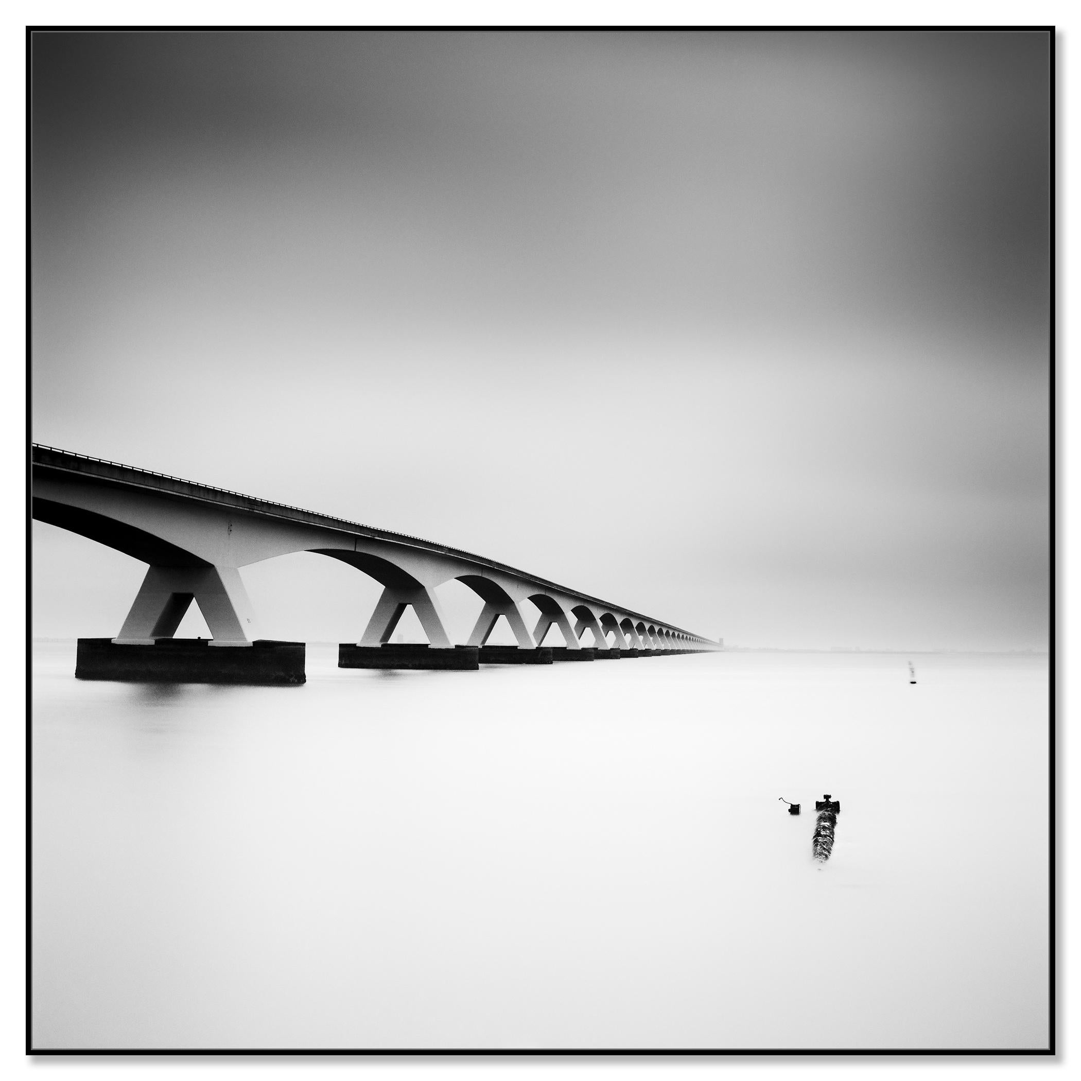 Zeeland Bridge, longue exposition, photographie noir et blanc, tirage en édition limitée - Contemporain Photograph par Gerald Berghammer