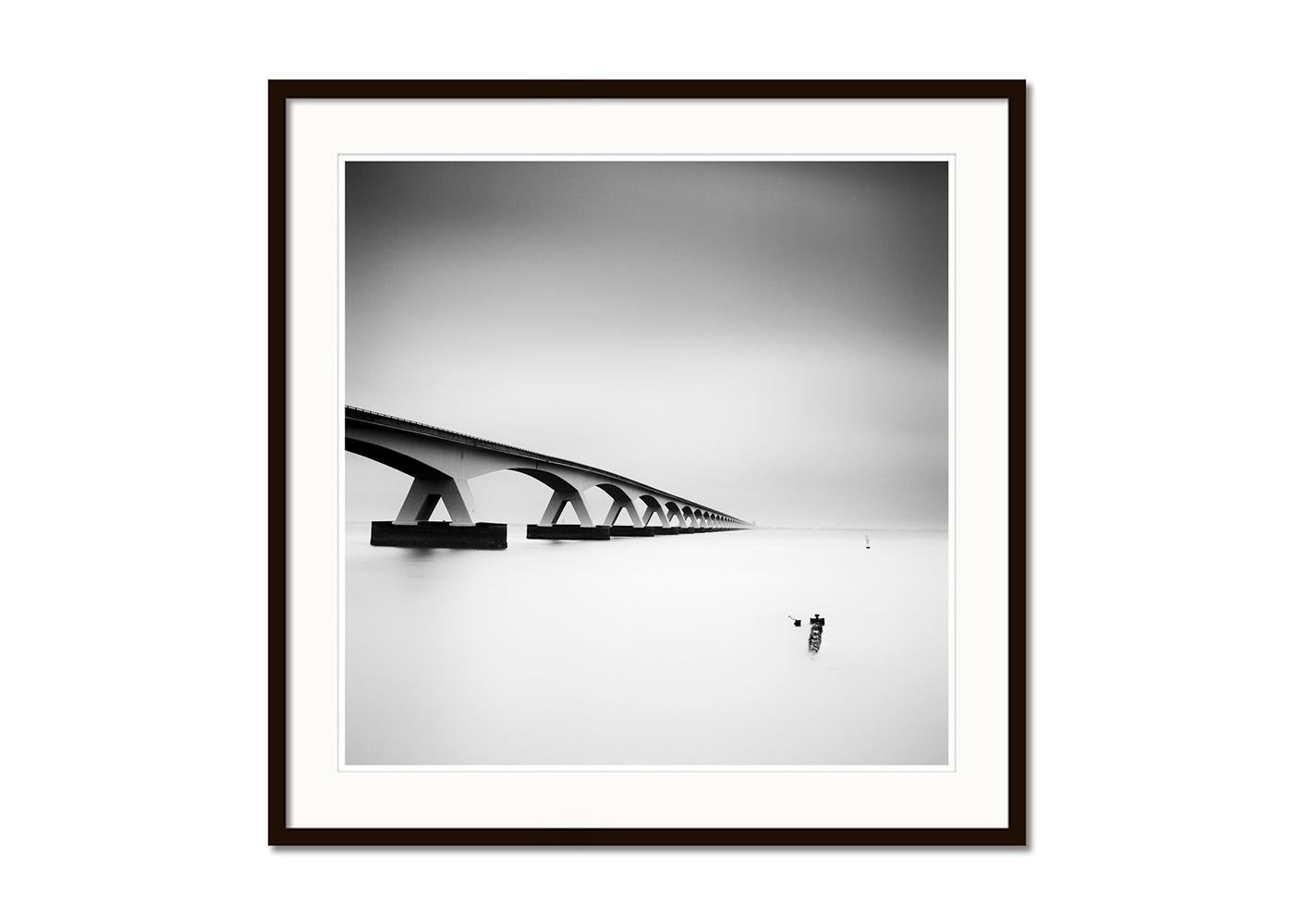 Zeeland Bridge, Langzeitbelichtungsbelichtung, Schwarz-Weiß-Fotografie, Druck in limitierter Auflage (Grau), Landscape Photograph, von Gerald Berghammer