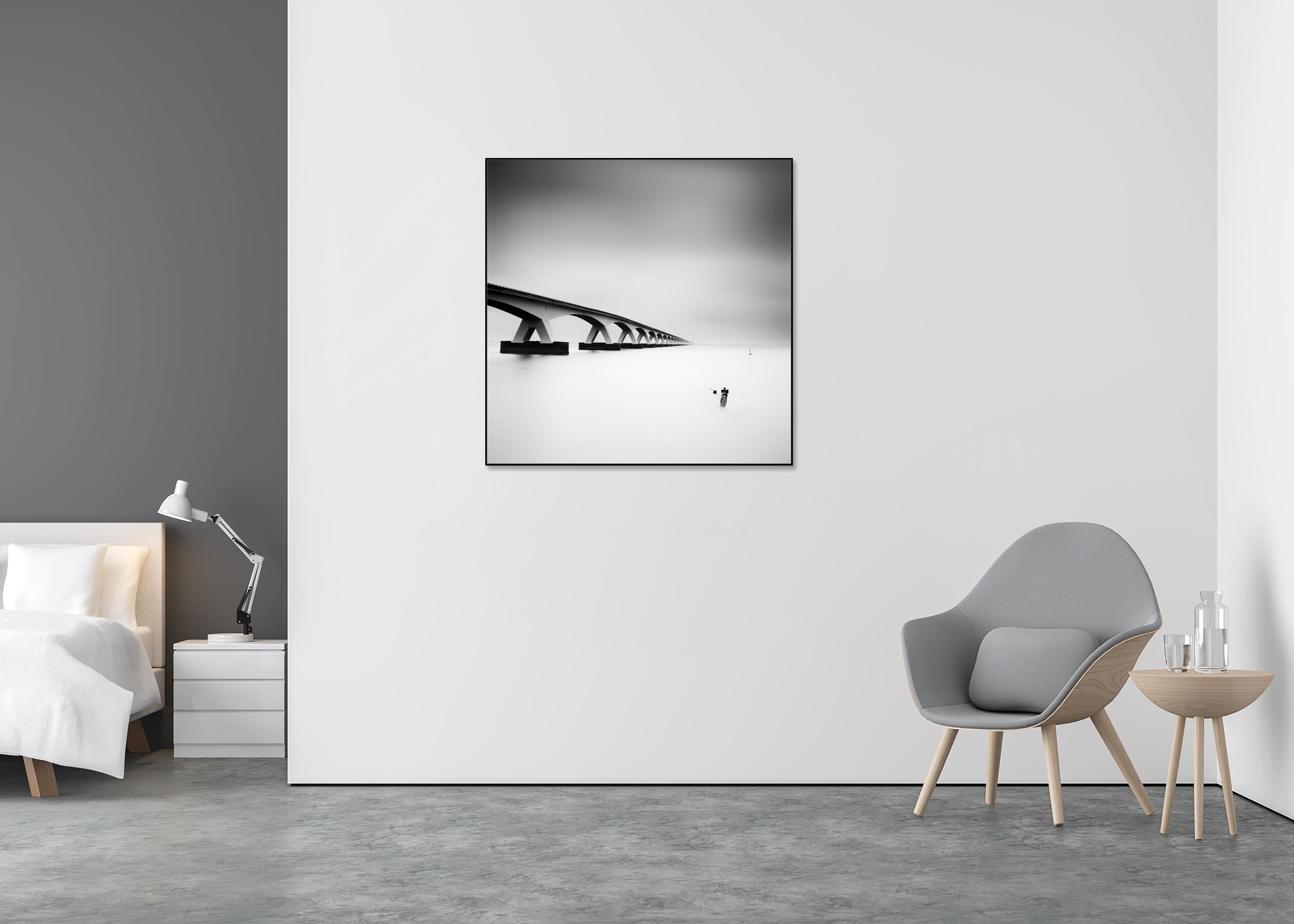 Zeeland Bridge, longue exposition, photographie noir et blanc, tirage en édition limitée - Gris Landscape Photograph par Gerald Berghammer