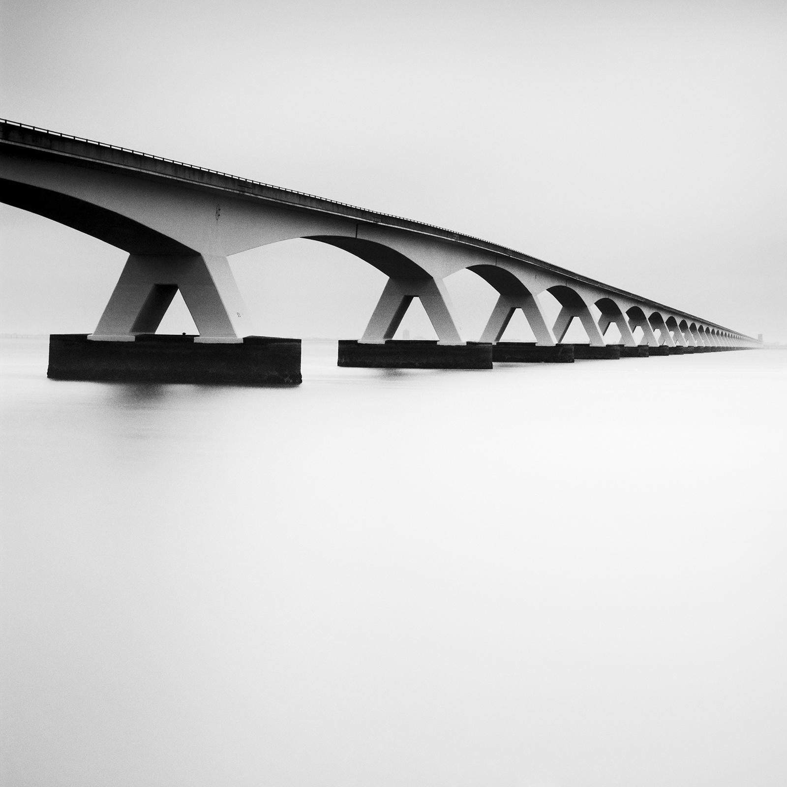 Zeeland Bridge, Langzeitbelichtungsbelichtung, Schwarz-Weiß-Fotografie, Druck in limitierter Auflage im Angebot 3