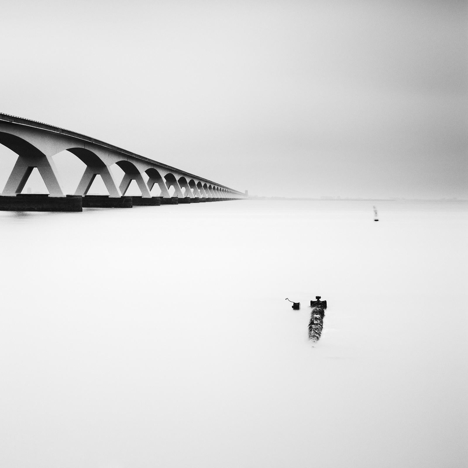 Zeeland Bridge, Langzeitbelichtungsbelichtung, Schwarz-Weiß-Fotografie, Druck in limitierter Auflage im Angebot 4
