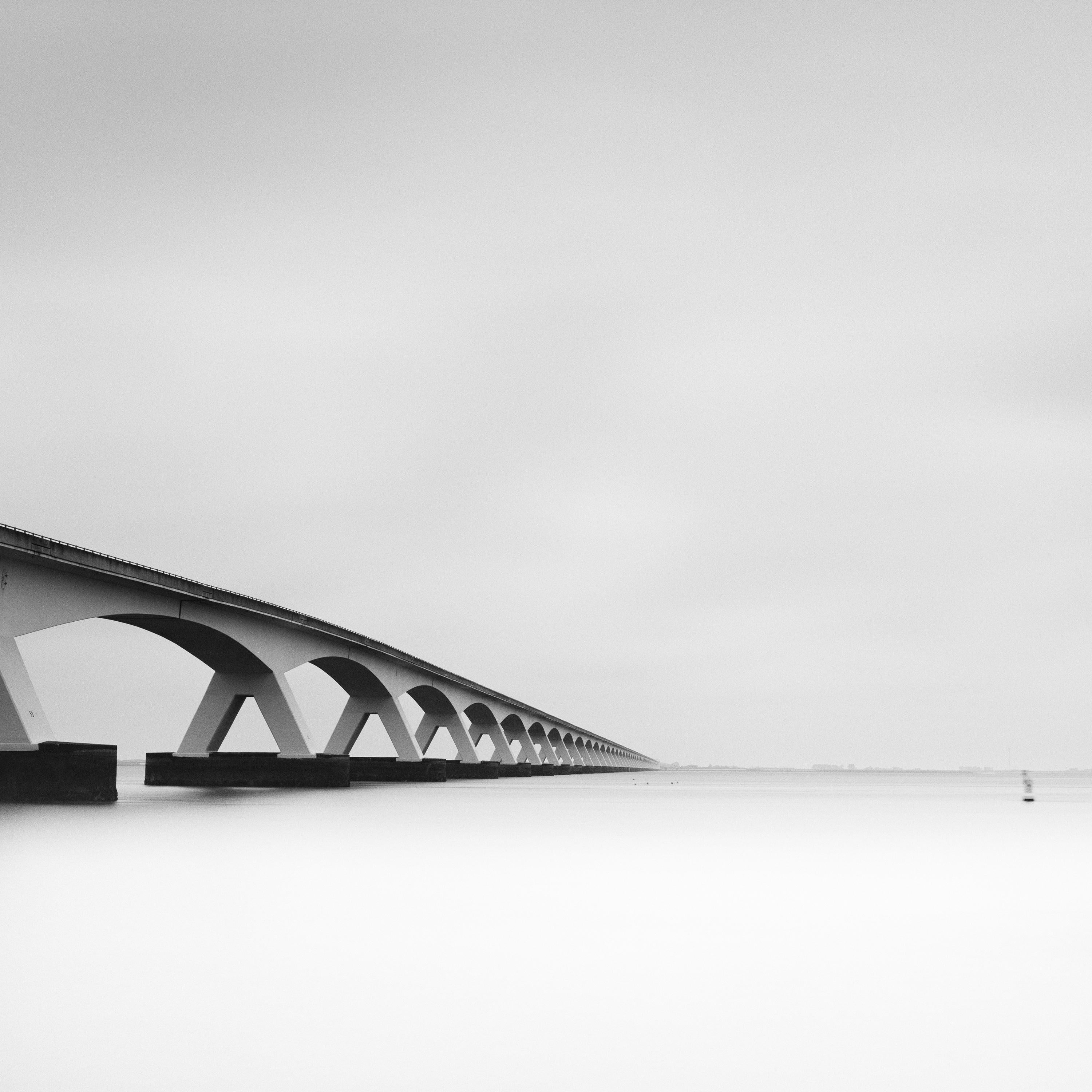 Panorama du pont de Zélande, Pays-Bas, photographies de paysages aquatiques en noir et blanc en vente 4