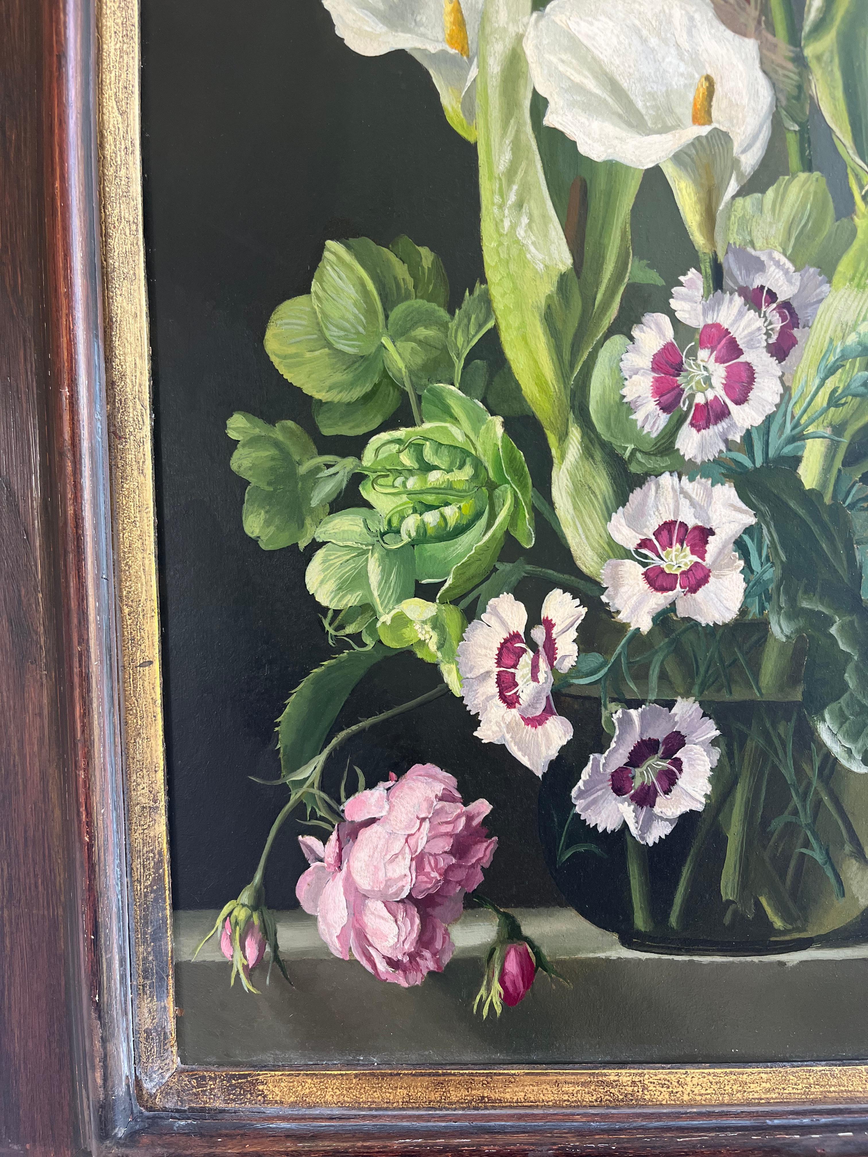 En este impresionante bodegón de flores de Gerald Cooper se aprecia un impresionante despliegue de habilidades pictóricas. El detalle que capta es impresionante, desde los delicados pétalos hasta los tallos vistos a través del fondo del jarrón de
