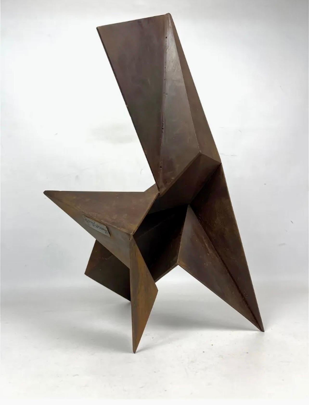 Gerald DiGiusto (1929 - 1987) 
Sculpture géométrique abstraite en acier COR-ten, signée et datée (un acier résistant aux intempéries qui convient à un usage extérieur).
"Foldes" Formes géométriques angulaires comme un avion en papier. 
Plaque