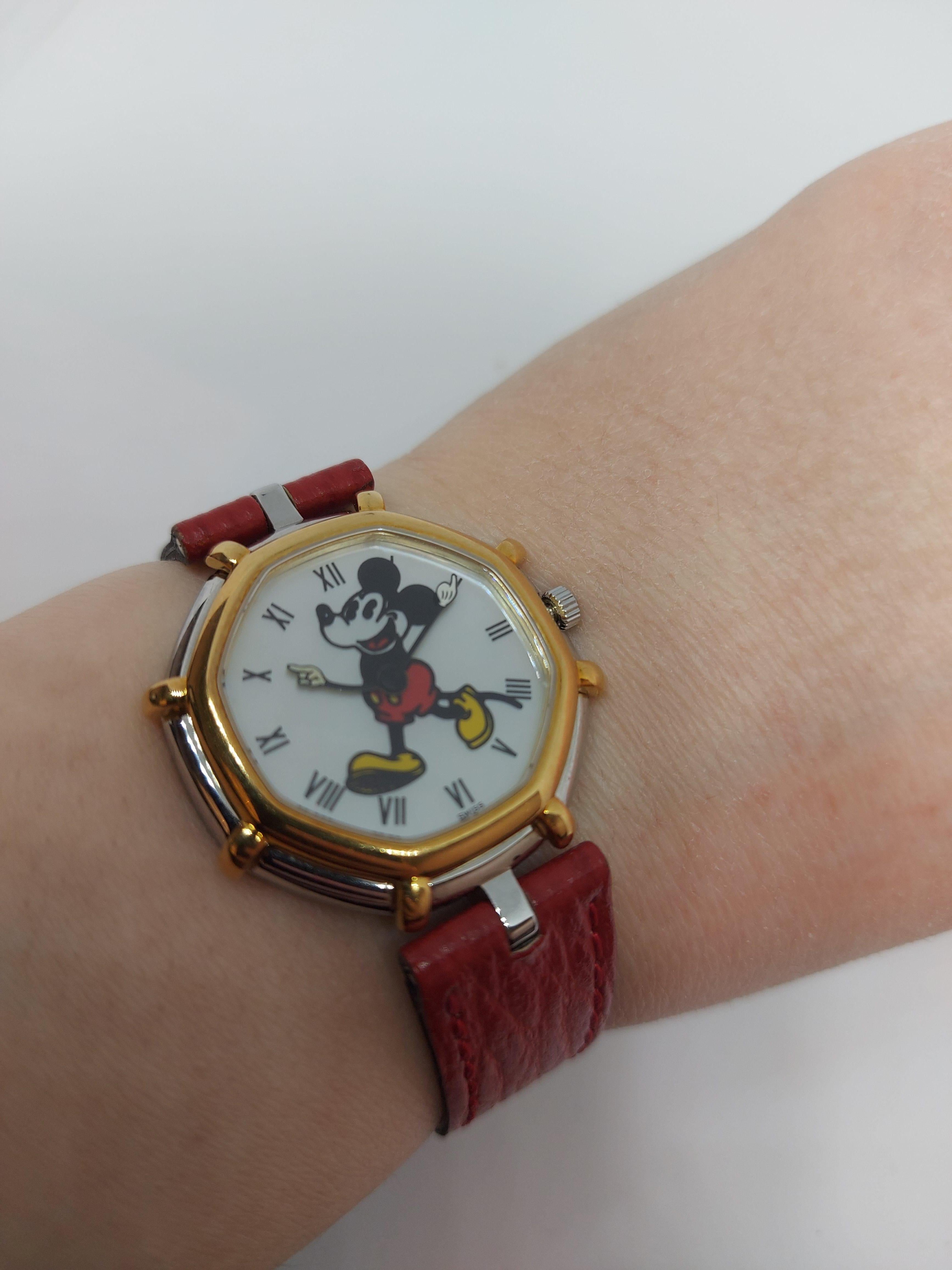 Gerald Genta Mickey Mouse Montre à quartz avec bracelet en cuir rouge en vente 10