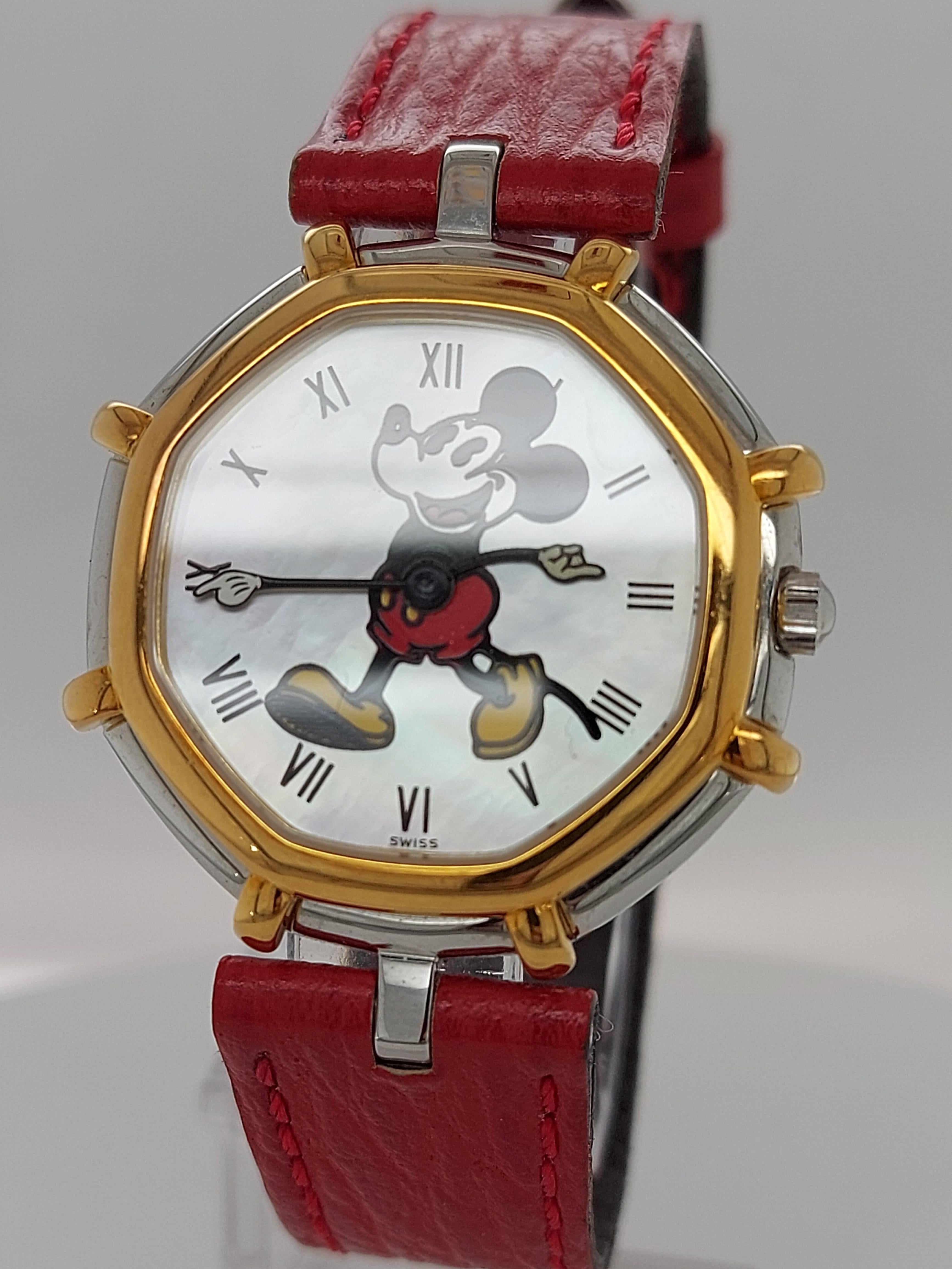 Taille ronde Gerald Genta Mickey Mouse Montre à quartz avec bracelet en cuir rouge en vente