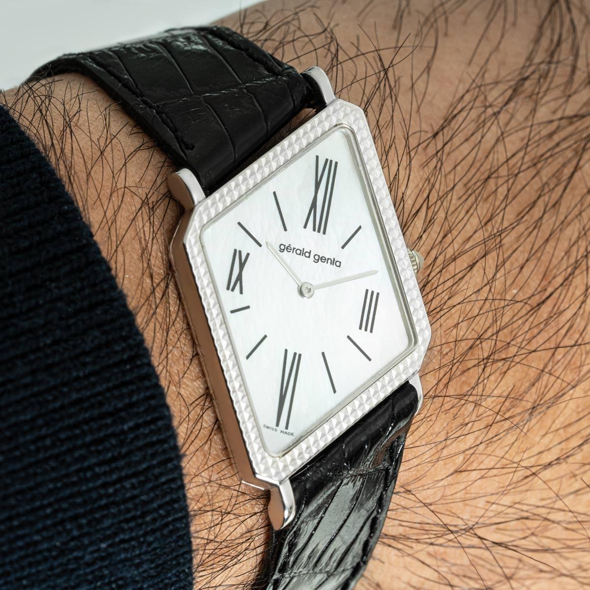 Gerald Genta Ultra Rare Asymmetric Watch White Gold G.3210.7 en vente 5