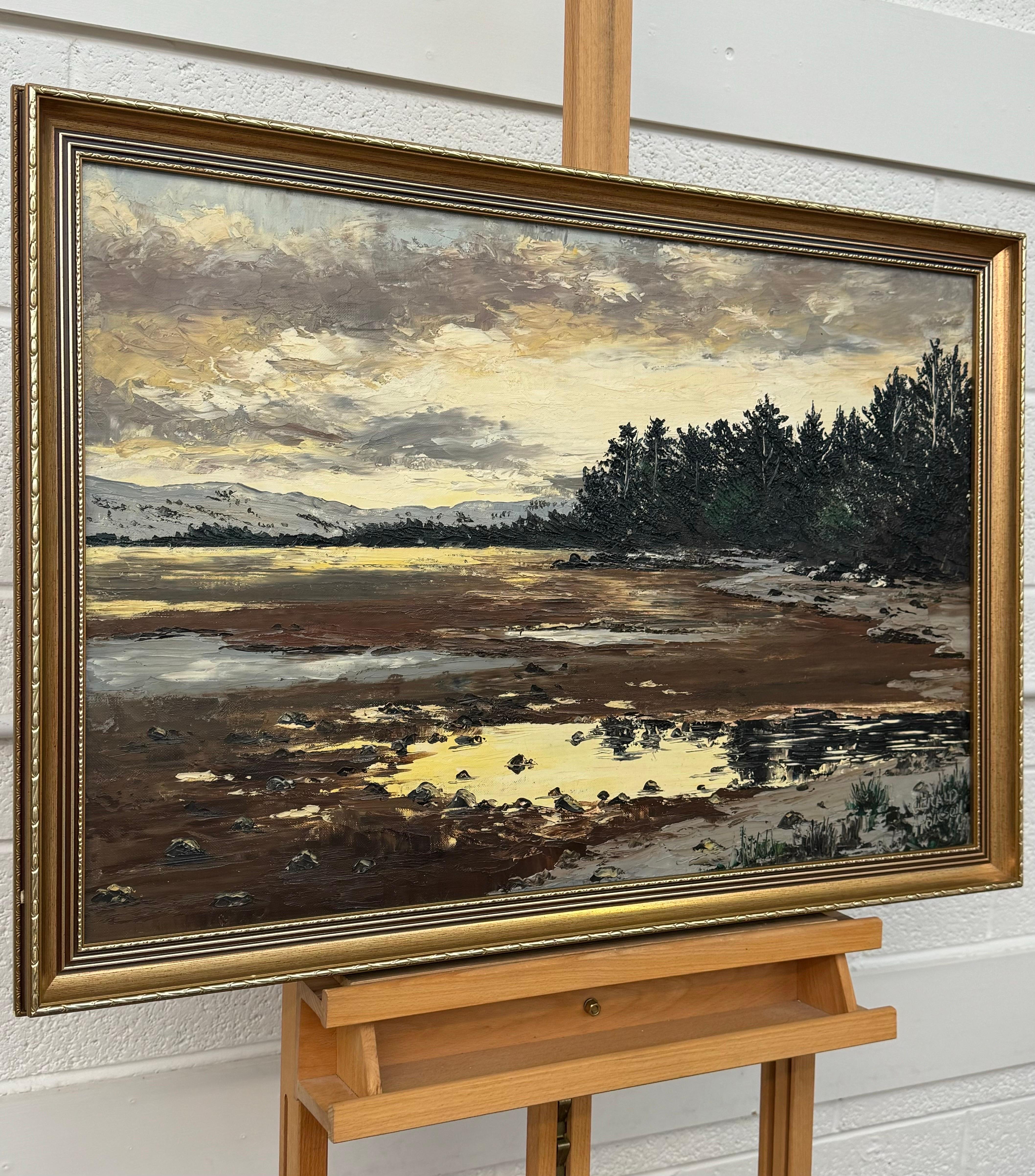 Loch Garten nelle Highlands scozzesi Impasto d'epoca dipinto da un artista britannico - Mixed Media Art Espressionista di Gerald Hodgson