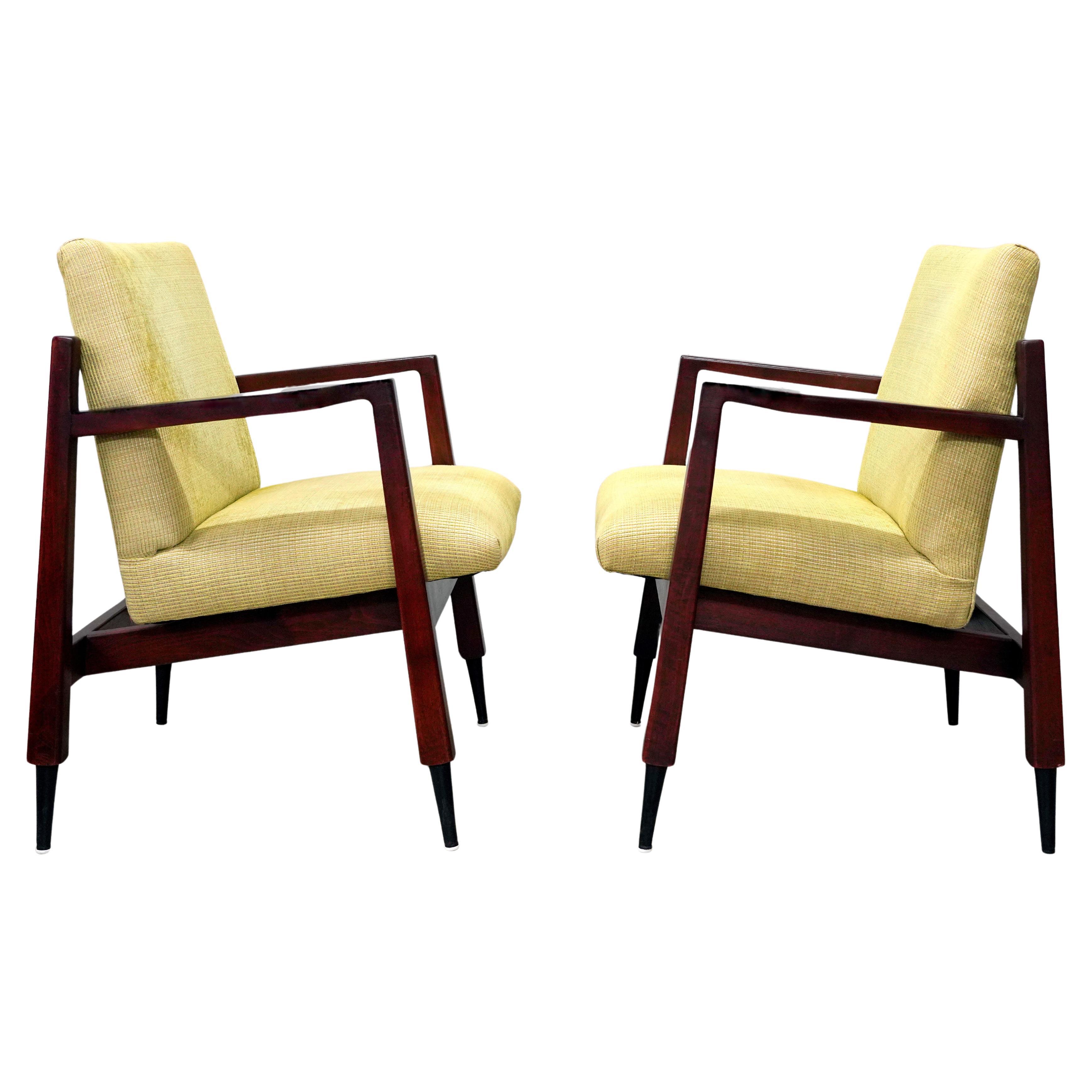 Paire de fauteuils rares conçus par Gerald Luss et produits par Leigh Furniture, avec des cadres en noyer et une chenille jaune pâle ou crème au beurre. Le design met en évidence le style caractéristique de Luss, alliant élégance et fonctionnalité,