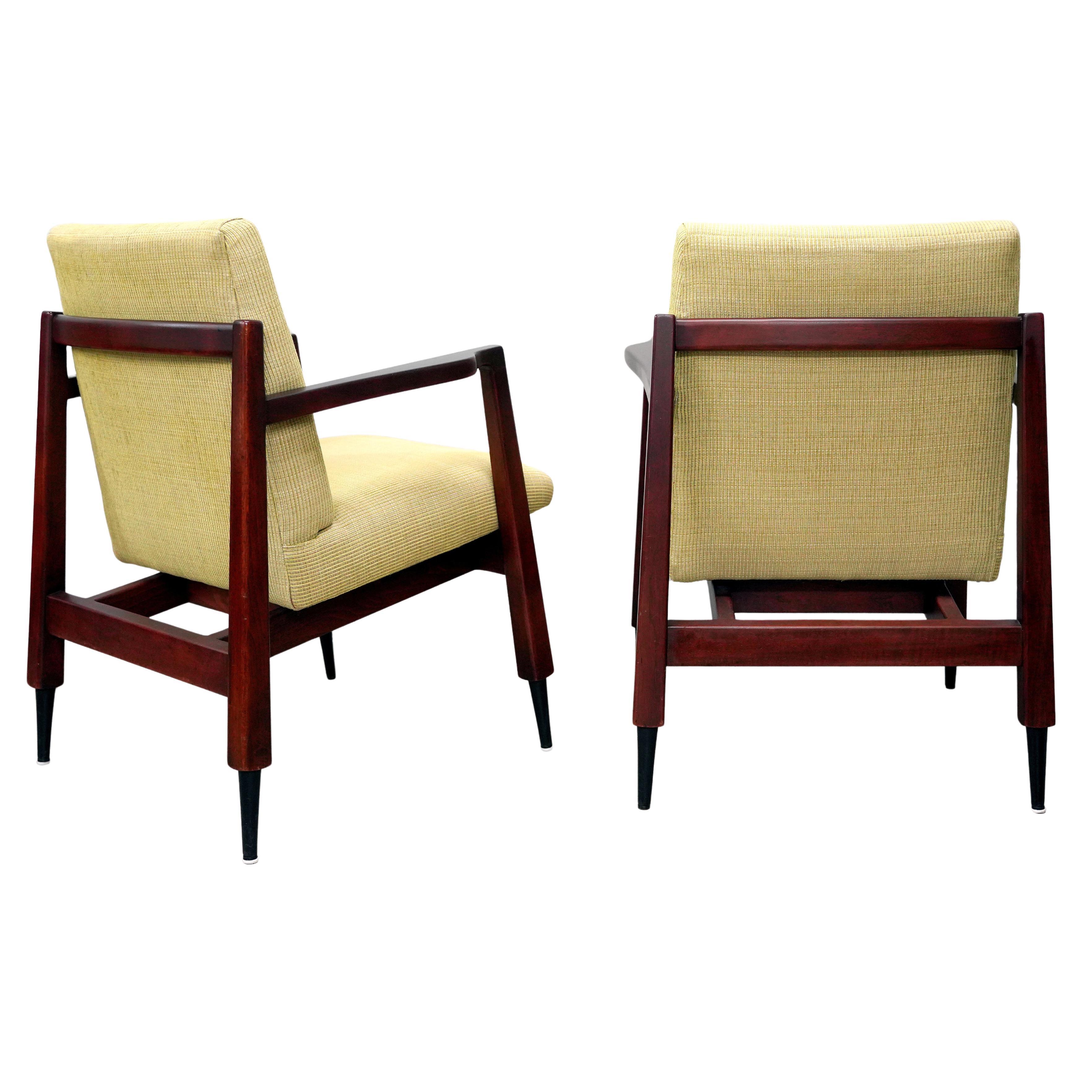 Fauteuils Gerald Luss en noyer et chenille jaune, années 1950 - une paire Bon état - En vente à Miami, FL