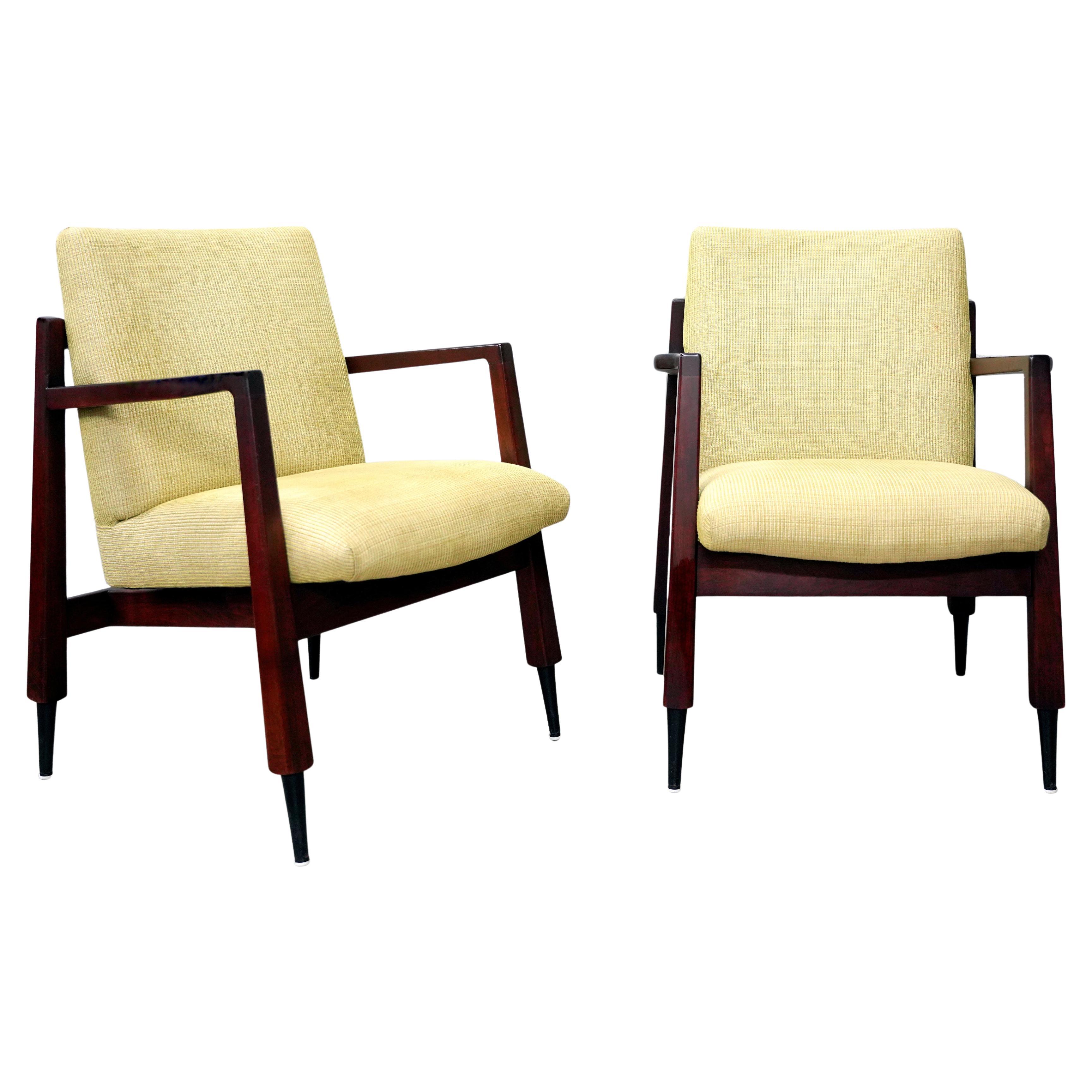 Milieu du XXe siècle Fauteuils Gerald Luss en noyer et chenille jaune, années 1950 - une paire en vente