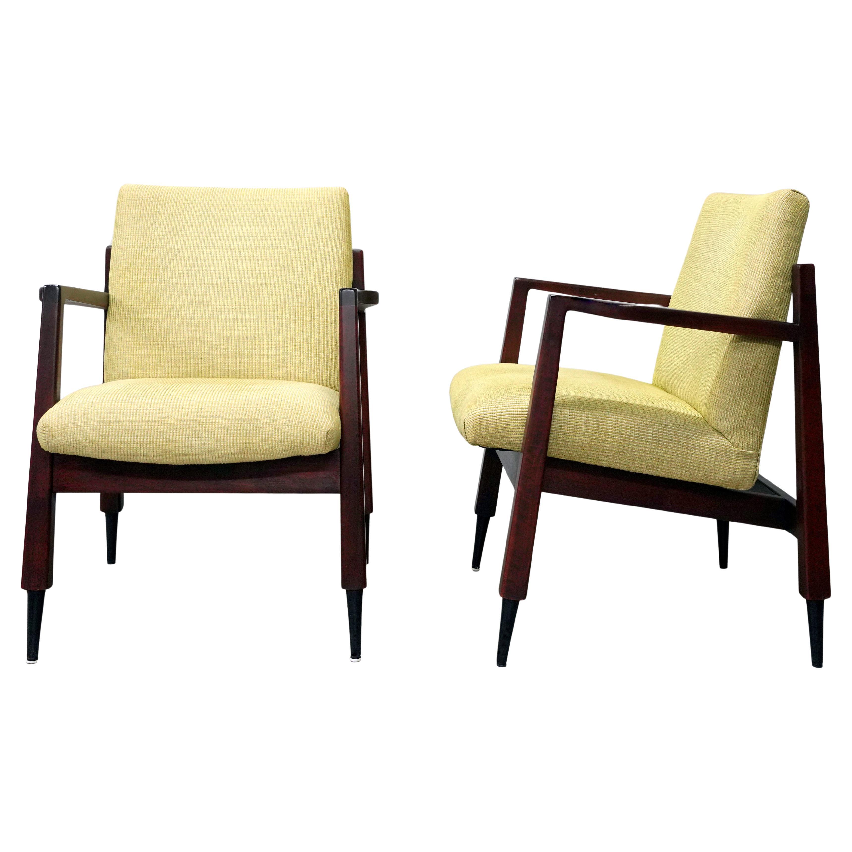 Chenille Fauteuils Gerald Luss en noyer et chenille jaune, années 1950 - une paire en vente