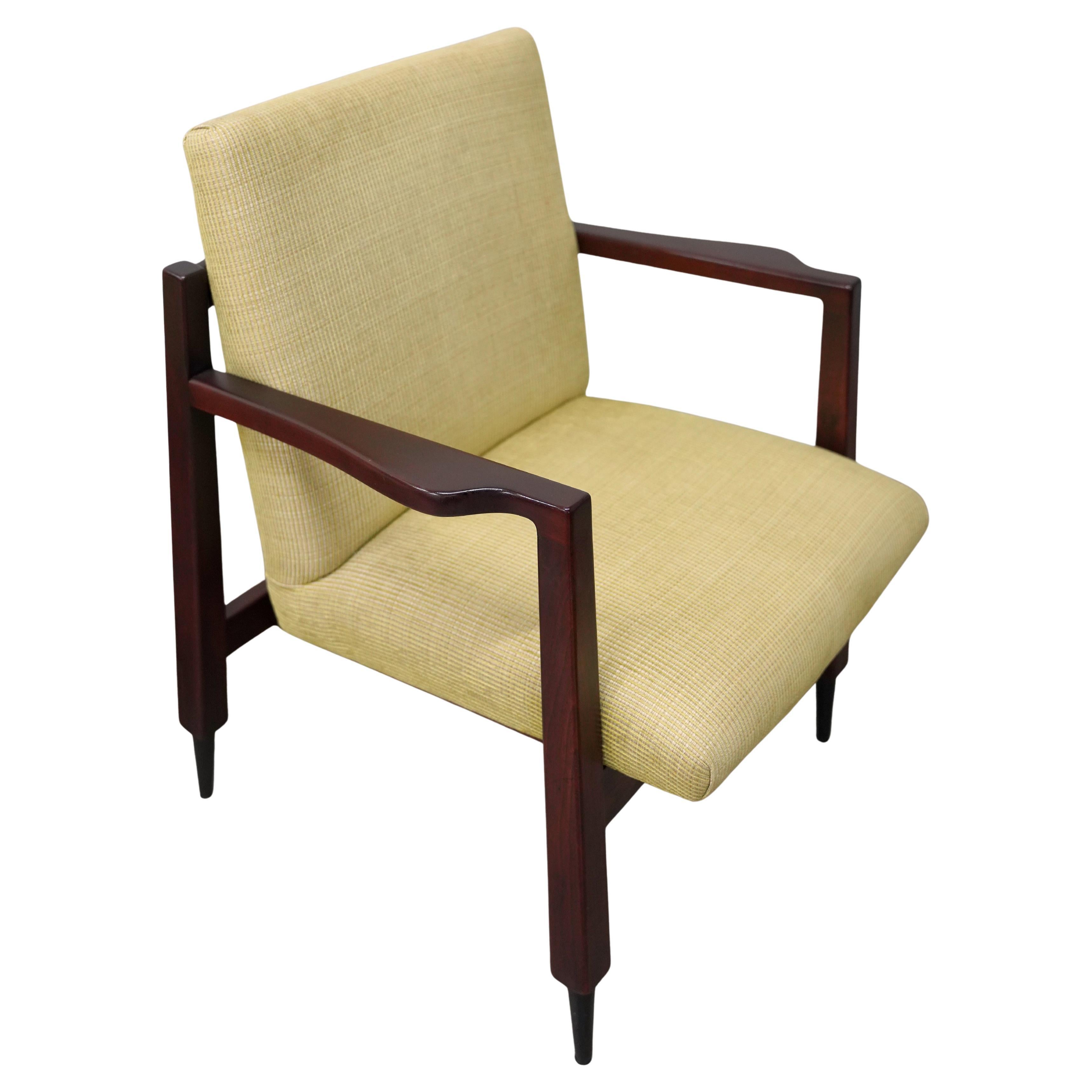 Fauteuils Gerald Luss en noyer et chenille jaune, années 1950 - une paire en vente 1