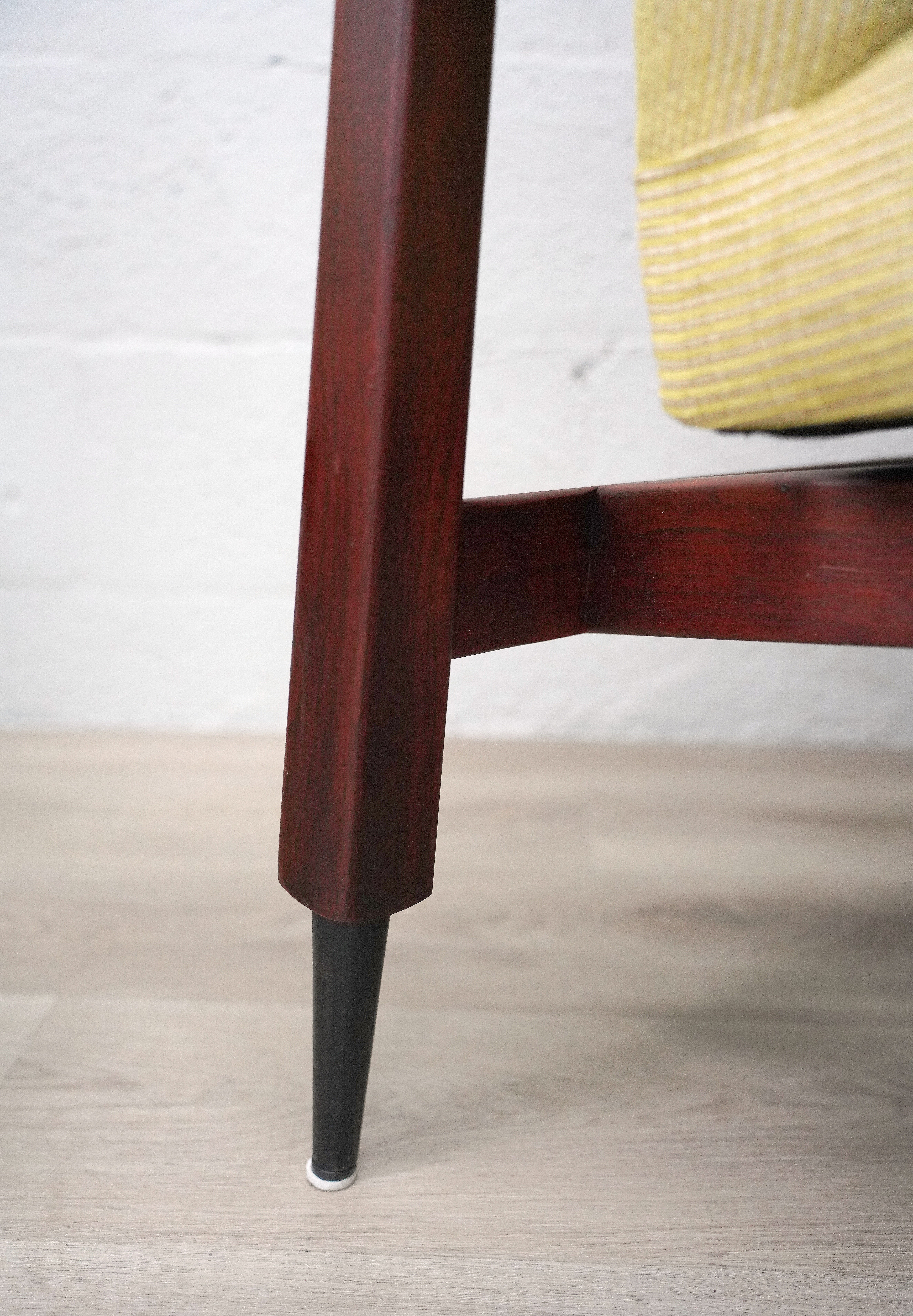Fauteuils Gerald Luss en noyer et chenille jaune, années 1950 - une paire en vente 2