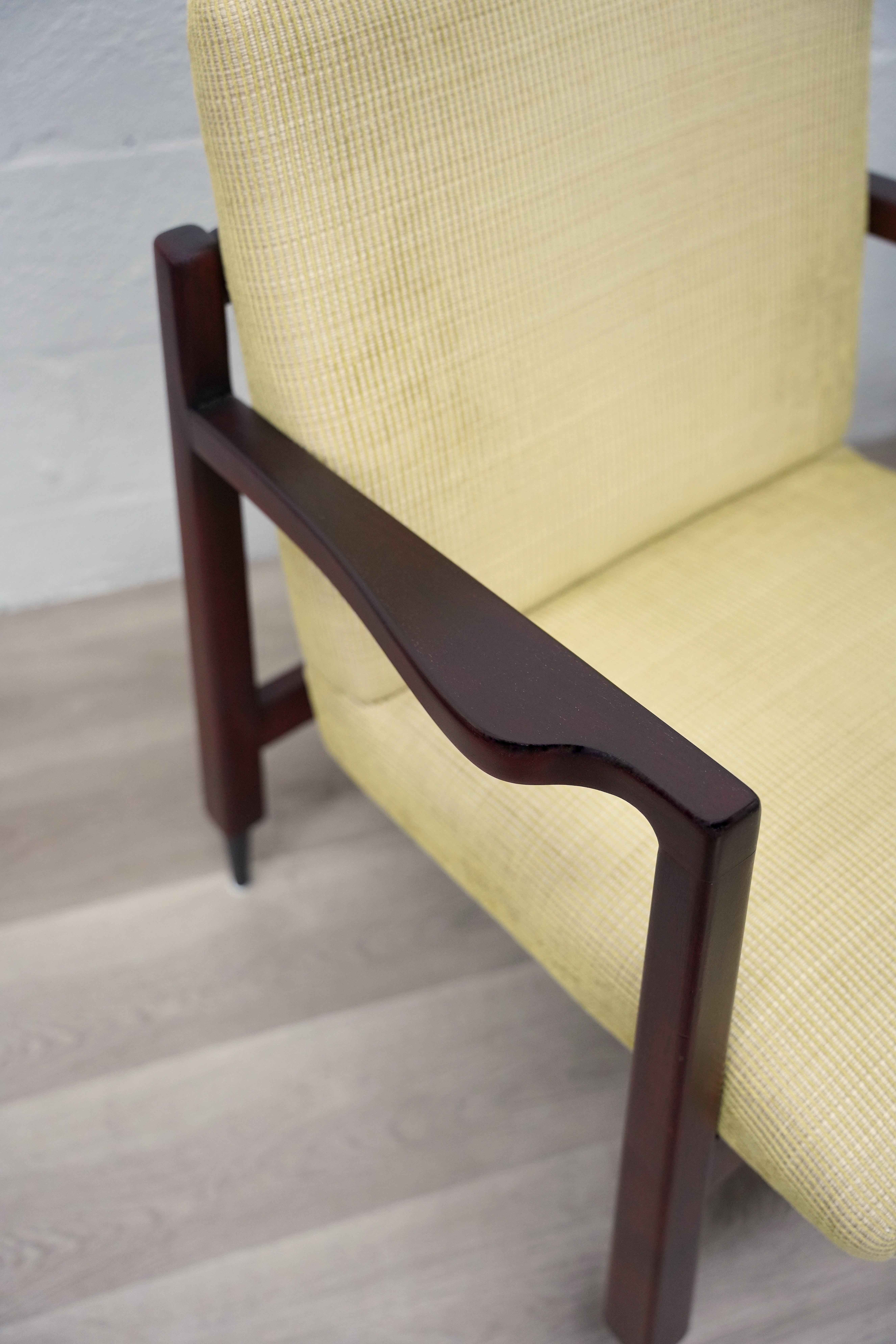Fauteuils Gerald Luss en noyer et chenille jaune, années 1950 - une paire en vente 3